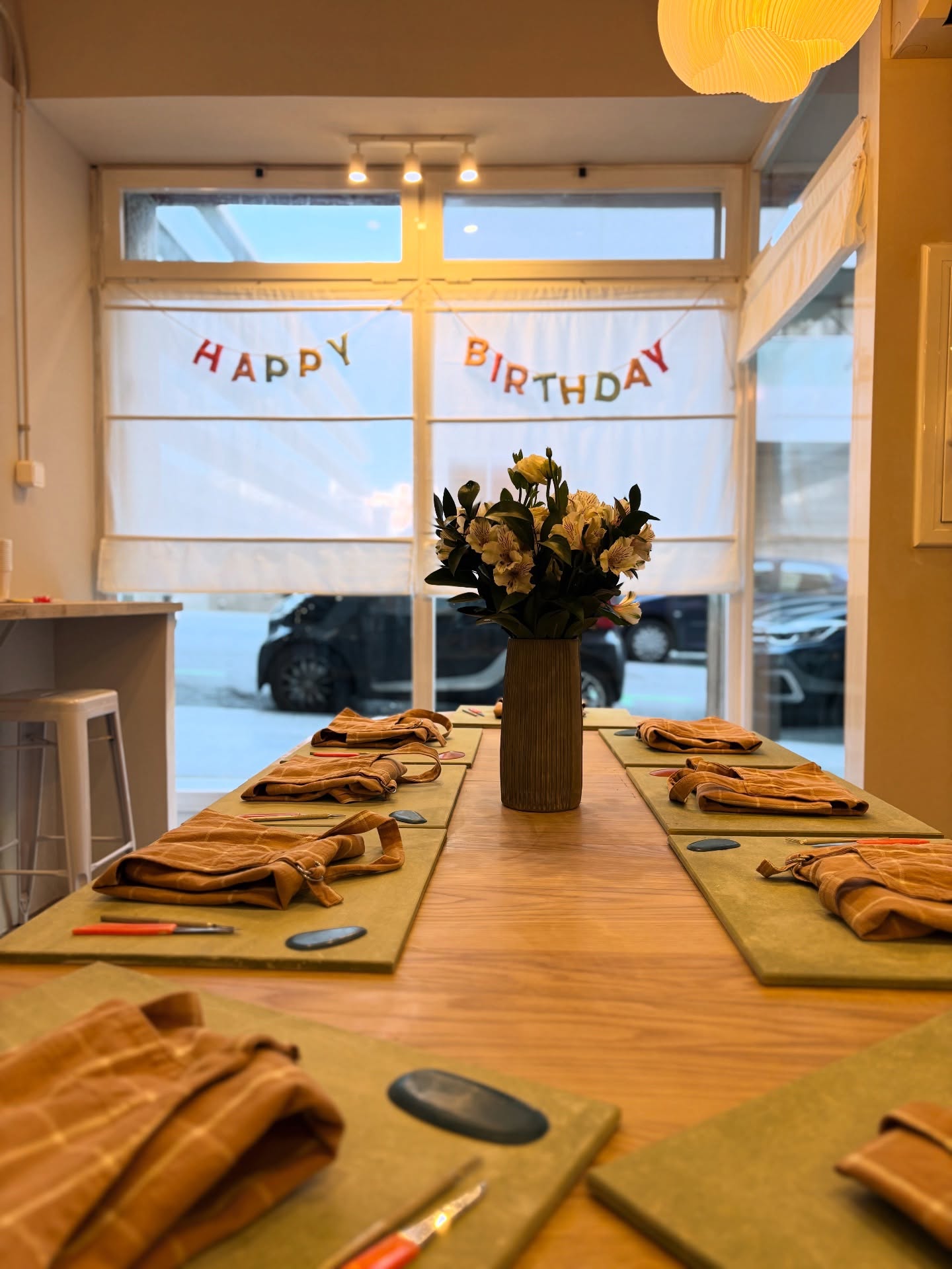 Una forma original de celebrar tu cumpleaños: taller de modelado con piezas para personalizar (con decoraciones, sellos).
Juntos veremos el tipo de pieza o piezas que te gustan, el día D el taller estará listo, cada invitado tendrá su material y la decoración será festiva.
Después, yo me encargaré de cocer las piezas, esmaltarlas y empaquetarlas individualmente.
Te llevarás una agradable sorpresa cuando descubras las cerámicas terminadas!
Más información en la web!
———————————————————————————————————
An original way to celebrate your birthday: a hand-building workshop with pieces to personalise (with decorations and stamps).
Together, we will choose the tile(s) you like, and on the big day, the workshop will be ready, each guest will have their materials, and the decorations will be festive!
Then I will take care of firing the pieces, glazing them and packaging them individually.
There will be some lovely surprises when you discover the finished ceramics!
———————————————————————————————————
Une manière originale de fêter ton anniversaire: l’atelier de modelage avec des pièces à personnaliser (avec des décorations, tampons)
Nous verrons ensemble le tile de pièce(s) qui te plaît, le jour J l’atelier sera prêt, chaque invité aura son matériel et la décoration sera festive!
Ensuite je me chargerai des cuissons des pièces, de les émailler et de les emballer individuellement.
De belles surprises lors de la découverte des céramiques terminées!