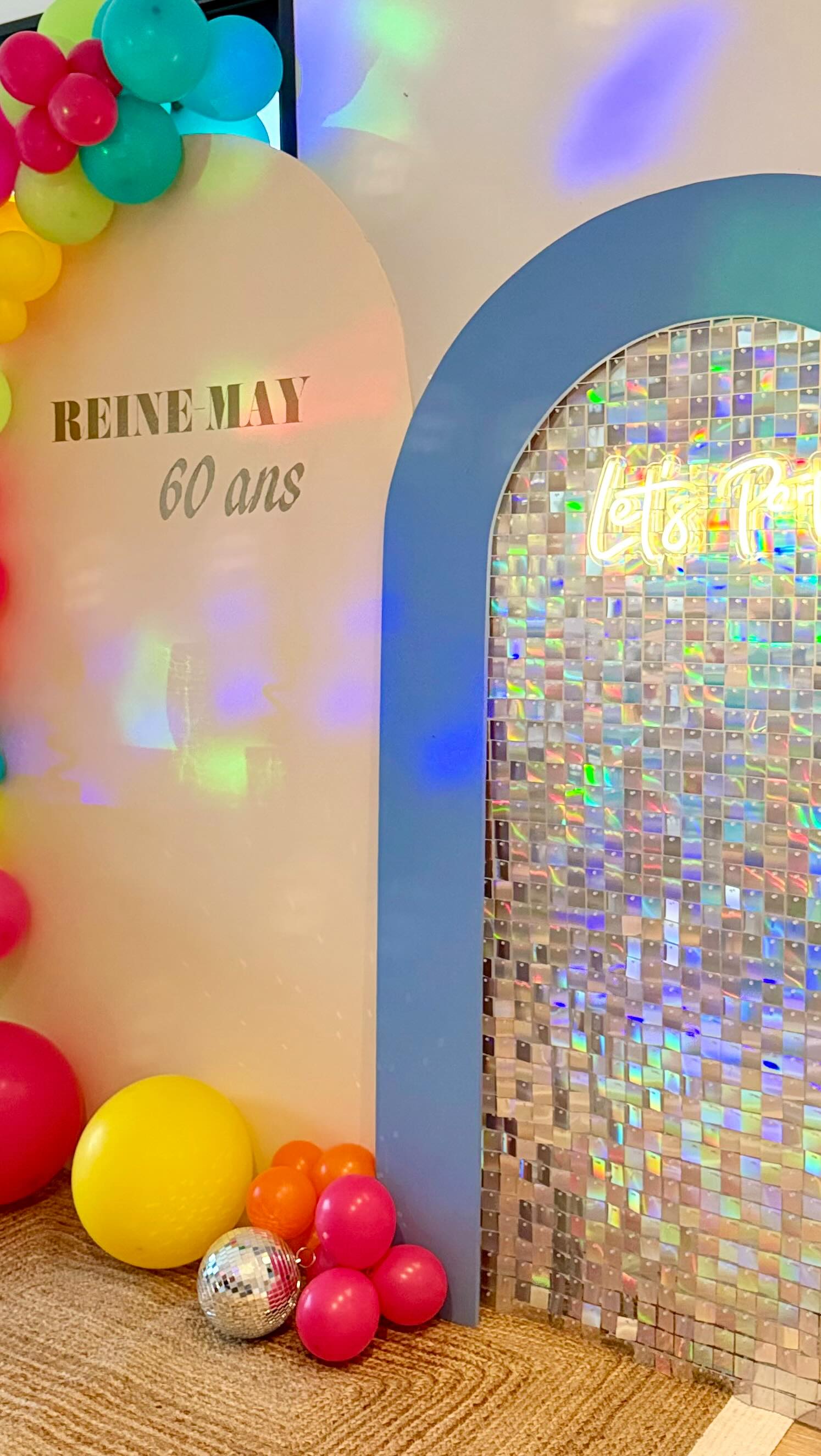 Let’s Party 🪩
À la tombée de la nuit les lumières se reflètent dans la boule à facettes pour une ambiance encore plus festive 🕺🏼
Si toi aussi tu as envie d’une décoration colorée : écris moi vite 🎤
#decorationevenementielle #annees80 #jalmaevent #decoration #anniversaire