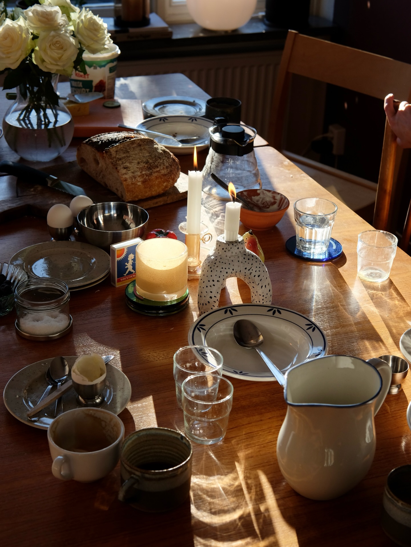 Bli med hjem til Linnea og Bjørn, rett utenfor Stockholm! Her står det en rustfri Linea Micra og sort Pico kvern på et nydelig, rødt 50-talls kjøkken ❤️
Linnea startet kaffekarrieren som barista hos Espresso House og har alltid satt pris på ritualet med å lage sin egen cappuccino, mens Bjørn for alvor har oppdaget gleden ved å lage kvalitetskaffe hjemme, spesielt i foreldrepermisjon med deres yngste sønn.
For snart to år siden kjøpte de et rekkehus fra 50-tallet som de pusser opp med respekt for originaldetaljene, inkludert det røde kjøkkenet de har lært å elske.
Les mer om Linnea's La Marzocco på bloggen til @rrebelsweden 🗞️