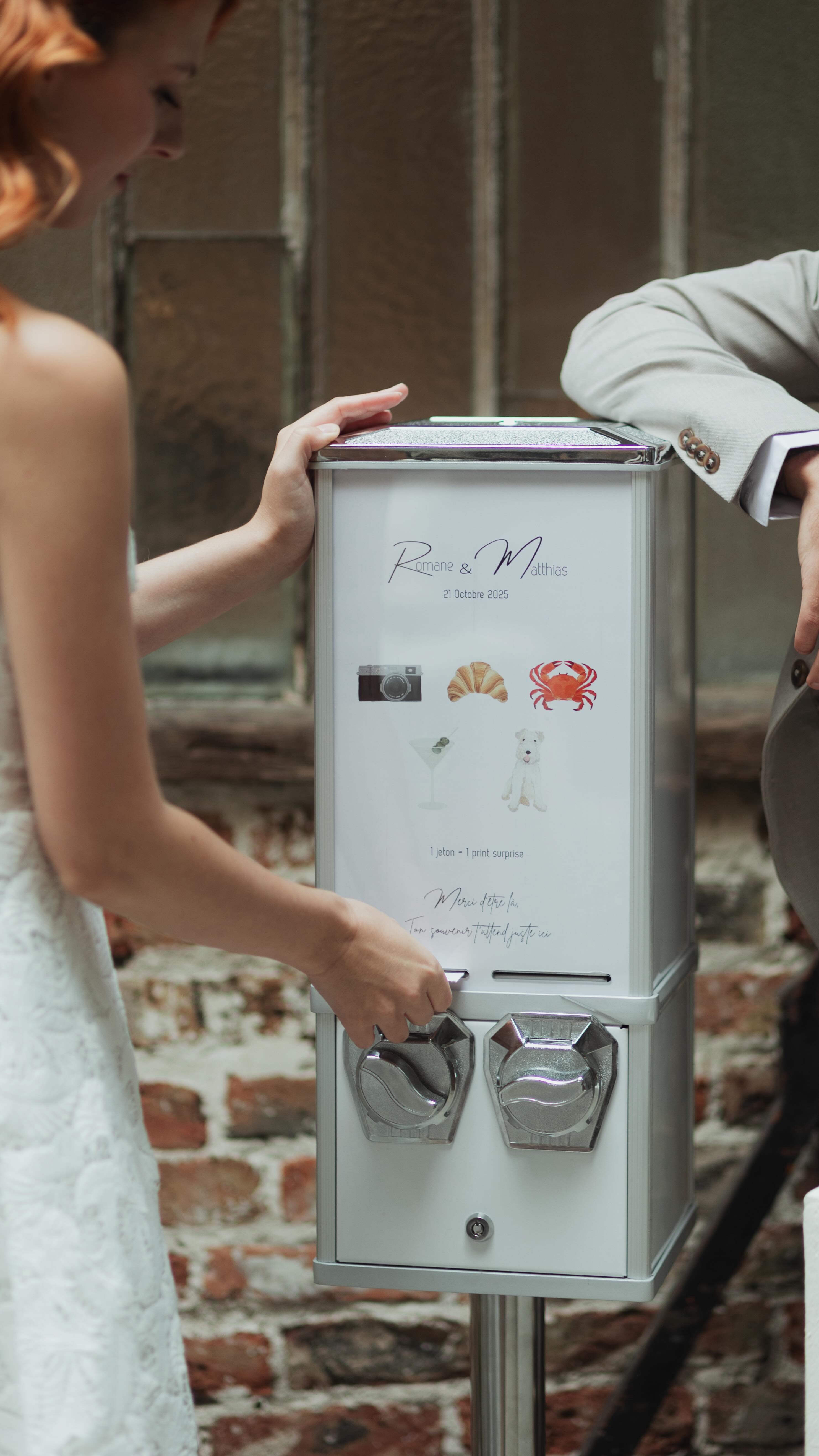 Et si vos invités repartaient avec un cadeau qu’ils n’oublieront jamais ? ✨
Une vending machine élégante, des illustrations surprises à l’intérieur…
Un cadeau ludique, raffiné et totalement inattendu pour votre mariage.
Parce que votre jour J mérite mieux qu’un simple souvenir.
La machine est disponible à la location — écrivez-moi pour offrir à vos invités une expérience unique 💌
📷 : @margot.duquesne
