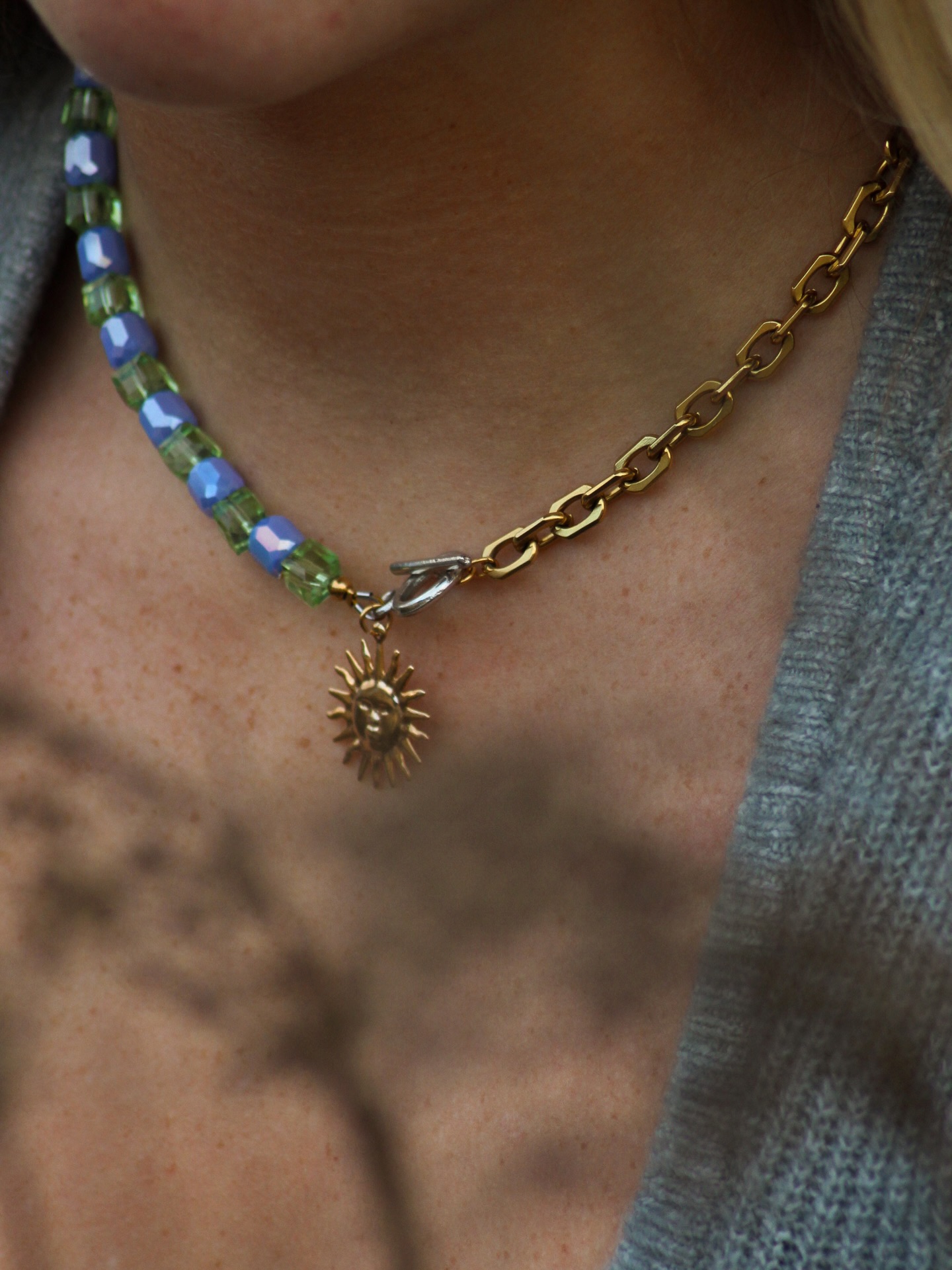 📷 Retour 2 ans en arrière : shooting de notre première réelle collection, et l’arrivée du bijou signature : le collier asymétrique, mi-chaîne, mi-perles, autour d’un pendentif soleil 🌞