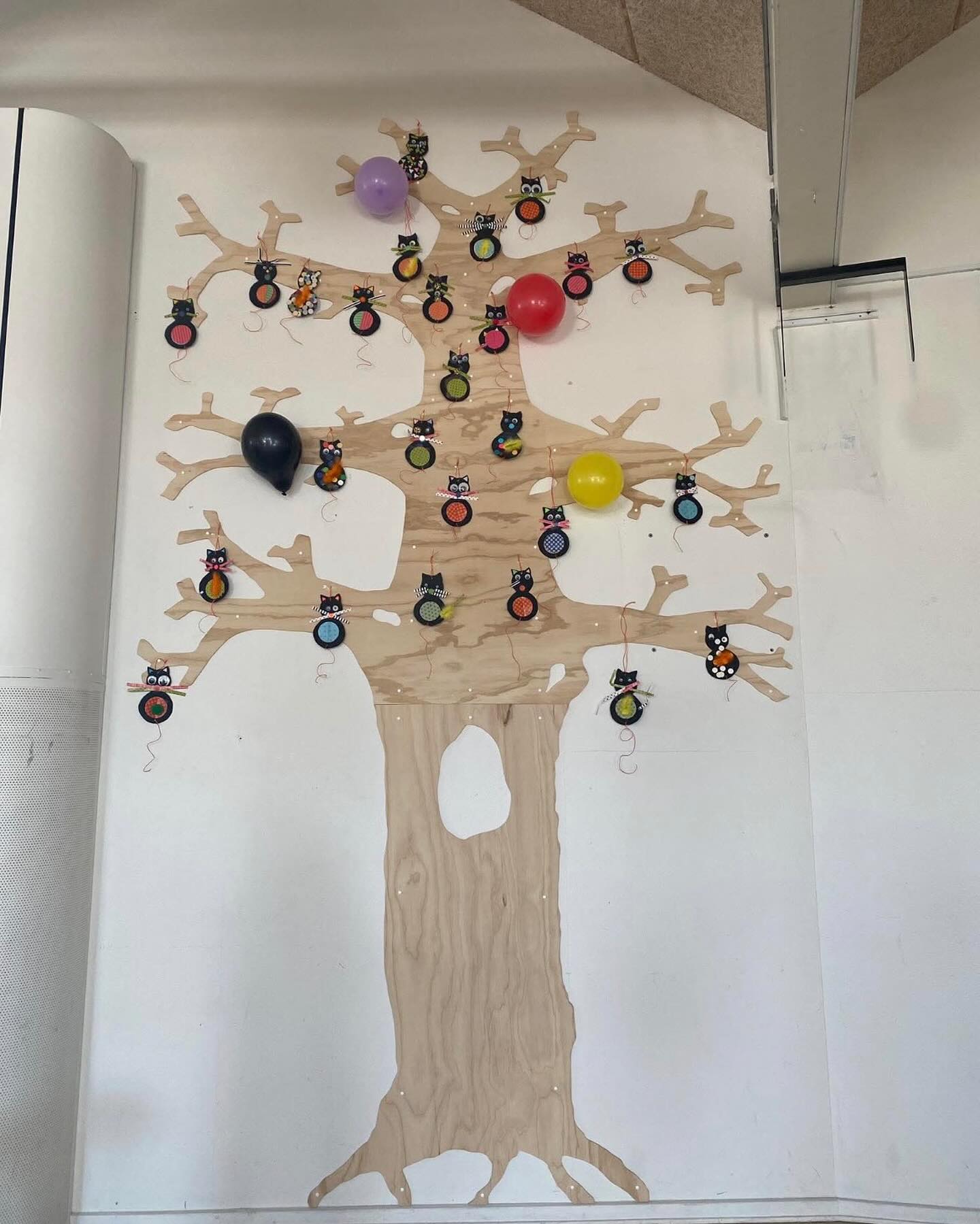 Så er træet kommet op, og imens vi venter på færdigproduktion af blade (med gravering af elever på), bruger vi det til at understøtte de forskellige traditioner på årshjulet. Her var det så fastelavn, hvor de små, fine karton-katte fik lov at pynte
Uhhh, jeg tror det bliver godt det her👏
#lasercut #skoleprojekt #årshjul #fastelavn