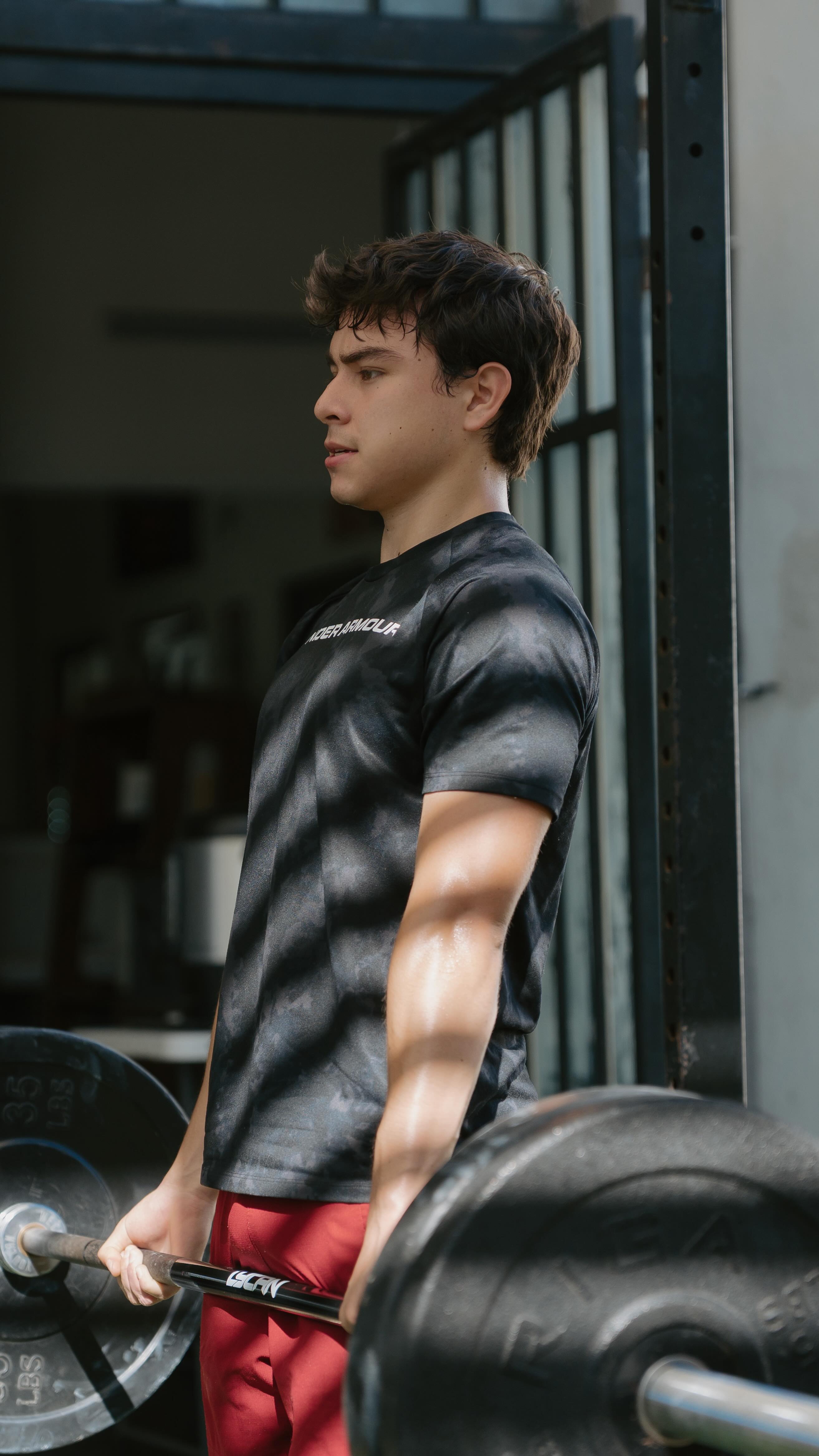 Entrenar es, ante todo, una cita contigo mismo. Es el espacio donde aprendes a ser paciente, a ser disciplinado y a darte cuenta de que tu mente tiene mucho más poder de lo que creías, los cambios físicos son una consecuencia, pero el verdadero progreso ocurre en tu cabeza. Se nota en la claridad mental que tienes al terminar, en cómo manejas el estrés de tu día y en el respeto que te ganas a ti mismo cada vez que cumples lo que prometiste.