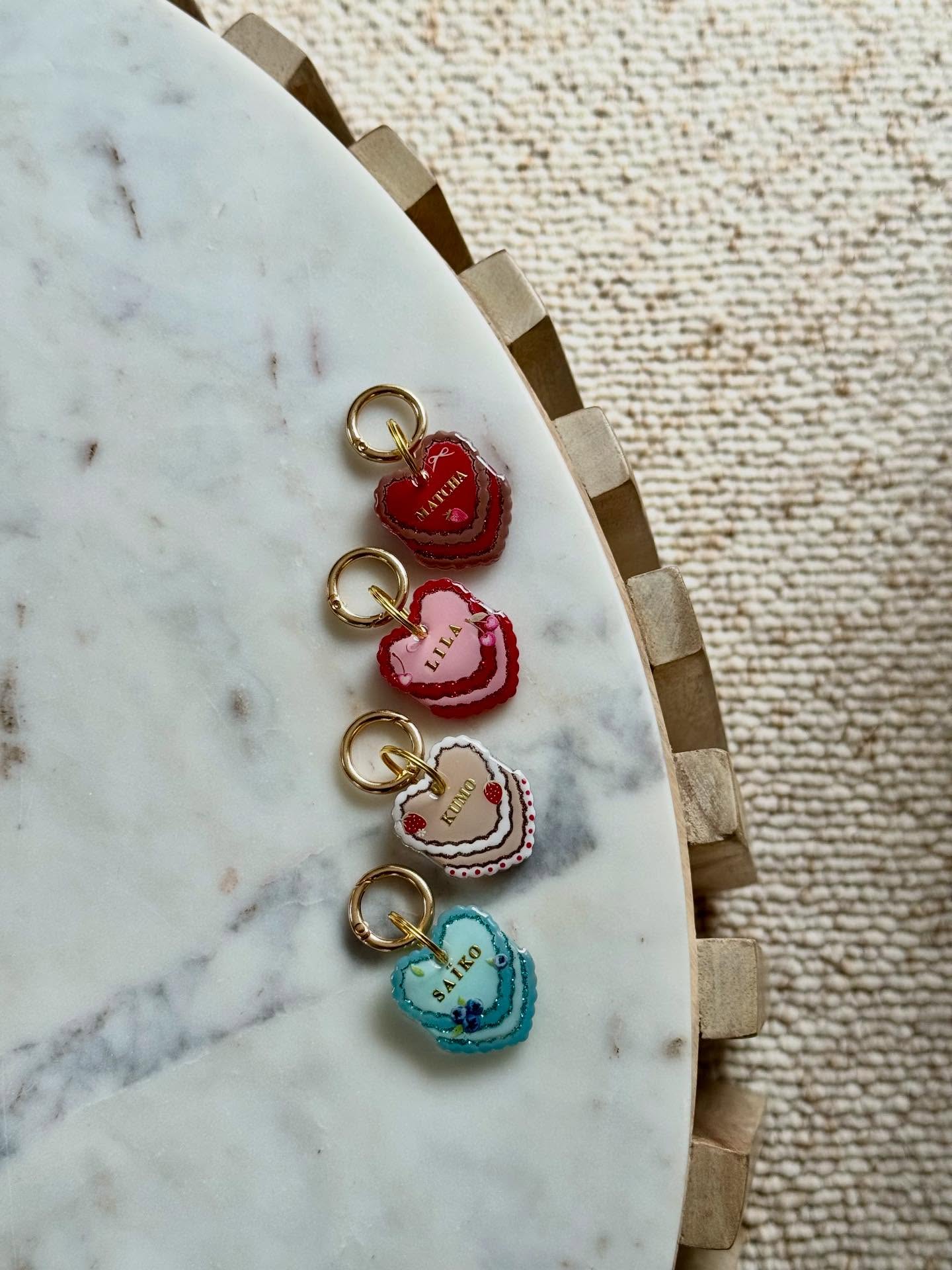 NEW 👀
et toujours pour nos compagnons à 4 pattes ✨
Notre nouvelle collection : « Cœur Signature » 🍰🫶🏻
Après beaucoup de temps passé à les imaginer et les créer, je suis tellement heureuse de vous présenter aujourd’hui ces pépites, une collection exclusive que vous ne trouverez que sur la boutique 🥹
Cette collection est déclinée en 4 goûts : 🤤
Myrtille Royale 🫐
Fraise Classique 🍓
Cherry Sucrée 🍒
Choco Fraise 🍫🍓
Hâte de voir laquelle est votre préférée ?
Oui oui, ce sont des coloris permanents 😬
Vous les retrouverez à la prochaine session début mars 🙈
#medaille #medailleenresine #medaillechien #accessoirechien #dogaccesories