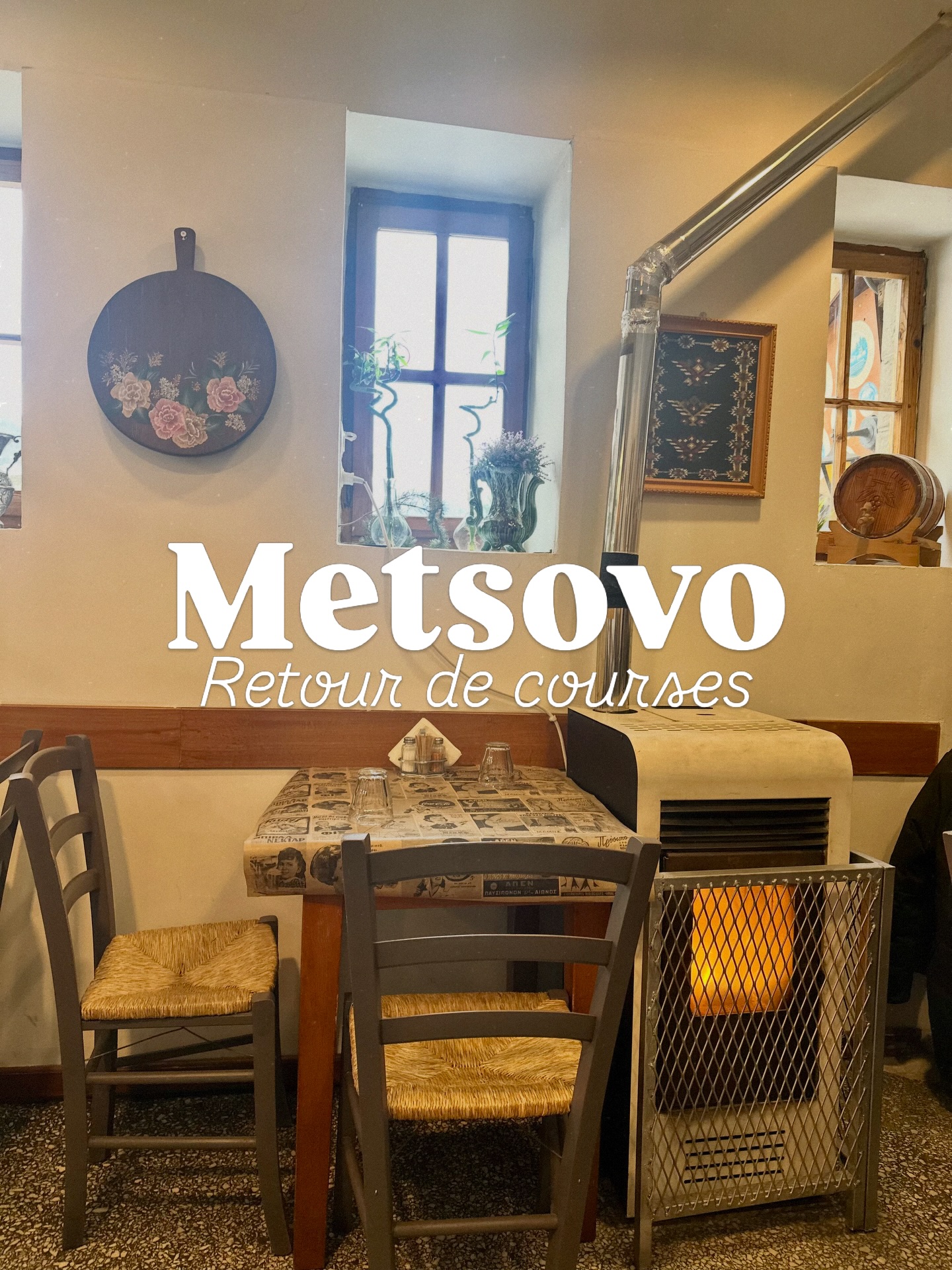 🪵Au cœur des montagnes de l’Épire, il y a un village qui sent le bois fumé et les herbes sauvages : Metsovo. Maria et Joseph y étaient, et bientôt ces produits incroyables seront chez Evi Evane.
À Metsovo, la gastronomie est celle du feu et du temps long : des fromages puissants affinés en cave — comme le Metsovone, légèrement fumé —
des beurres riches, des yaourts épais, des viandes mijotées lentement, des herbes cueillies sur les pentes, et des vins de montagne au caractère affirmé.
🍲 Un terroir brut, authentique, façonné par l’altitude et les saisons.
Car la Grèce n’est pas qu’une île baignée de soleil.
Elle est aussi montagne, pierre et fumée.
🇬🇷