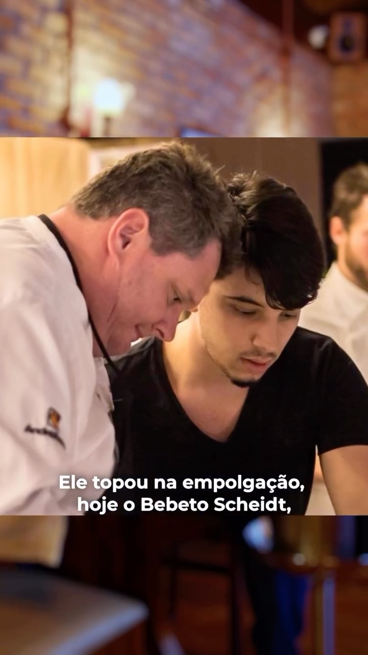 Tem histórias que não começam com um plano de negócios.
Começam com alguém que acredita.
Antes da Hooly Creative Studios existir, antes dos milhares de vídeos, dos clientes, das campanhas e de tudo que construímos… existiu um convite.
O Alysson Muller foi quem deu o start em tudo.
Foi ele quem chamou o Bebeto, ainda com 16, 17 anos, e disse para ele comprar uma câmera e produzir o programa de gastronomia que ele estava criando na época.
Ele enxergou potencial antes mesmo da empresa existir.
Acreditou antes de qualquer resultado.
Confiou antes de qualquer portfólio.
E foi assim que nasceu uma jornada que hoje se transformou na Hooly Creative Studios.
Algumas pessoas não fazem só parte da história.
Elas são o começo dela.
Obrigado por ter sido o primeiro empurrão.
#NossaHistória #Audiovisual #Gratidão #ComeçoDeTudo