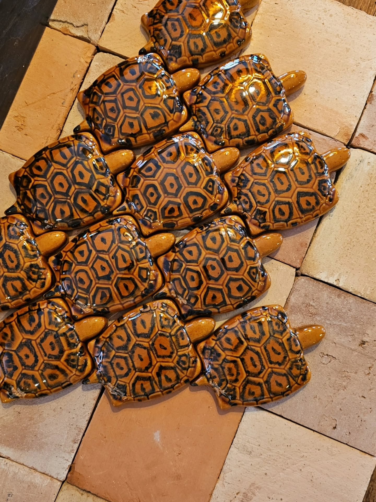 TEGELS ▪︎ Parel ontdekt!! Mooie winkel, hele leuke eigenaresse en een fantastisch aanbod @quintalisque Kleurrijk, origineel en met lef, my place to be🤩 En niet te vergeten ambachtelijk🫶🏻 Ik laat in een video wat tegels zien! Swipe swipe
#interieurstylist #kleurrijkwonen #tegel