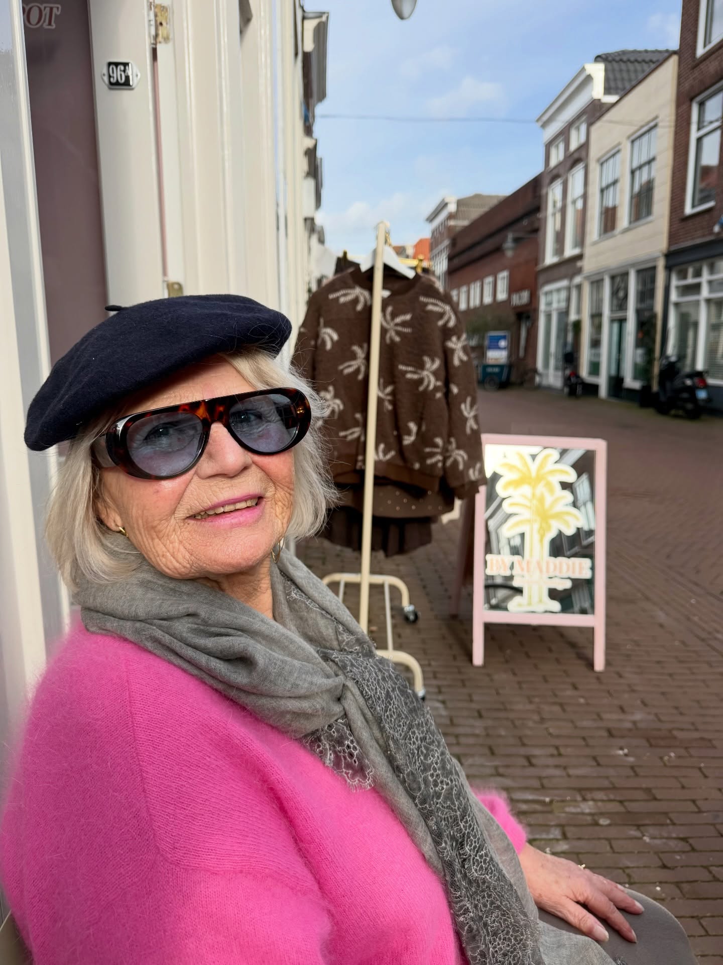 80+ en nog steeds zó stijlvol 🥹✨ Hier worden wij echt blij van! 😍
Dit bewijst maar weer: onze zonnebrillen staan iedereen 🕶️🩷