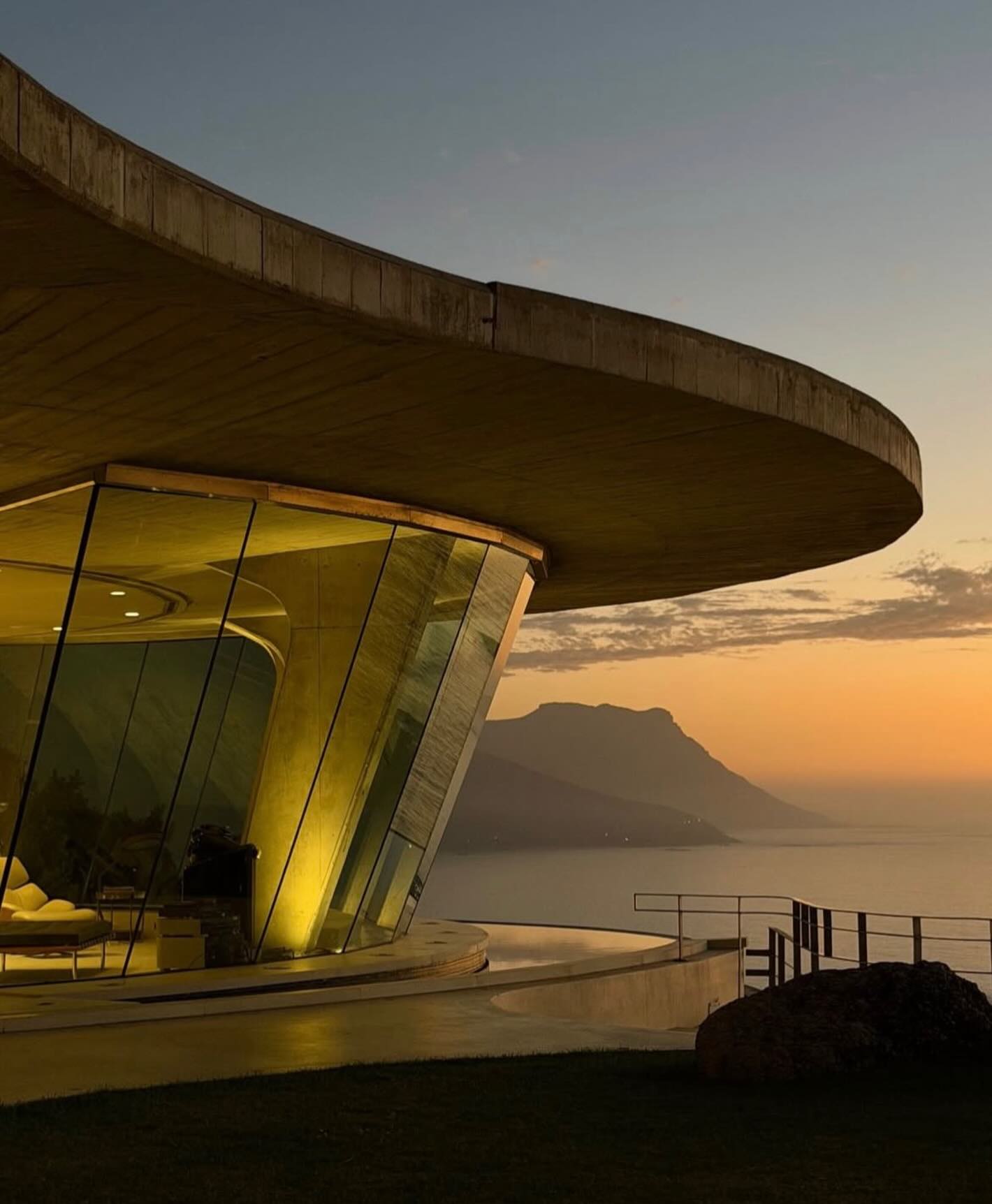 Last light perfection at Pengilly House.📷 @mariefeandjakesnow