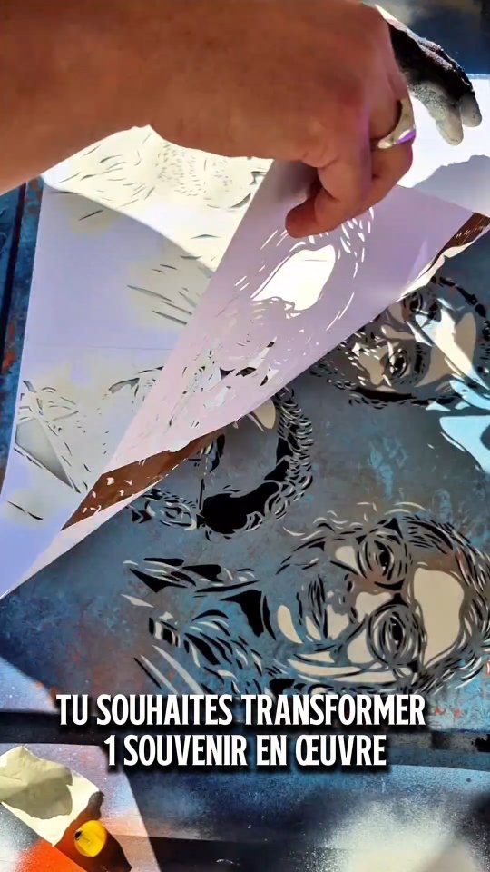 On m’a confié des souvenirs.
Des visages. Une histoire.
À partir de quelques photos,
j’ai créé une maquette, on a ajusté, choisi les couleurs…
puis j’ai laissé le fond vivre avant de révéler la famille.
Transformer un moment en œuvre,
c’est un peu ça que je fais.
🎨Si toi aussi tu veux figer un souvenir autrement qu’en photo…
tu sais où me trouver.
#portraitpersonnalisé
#streetart
#artcontemporain
#stencilart
#artistefrancais
