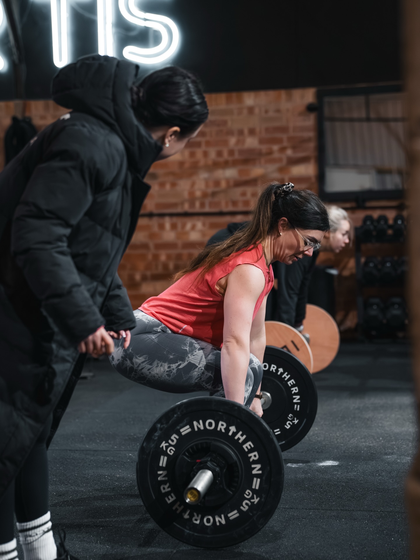 ๐๐๐ฅ๐ ๐๐ข๐ฅ ๐ฌ๐ข๐จ
Our coaches are always there to help and make sure members are moving correctly and safely.
We have a great new block of training under way and we canโt wait to see everyone making great new progress.
Coach @_megs_smith going over key points of the thrusters.
#TEAMFORTIS #nottingham #farmgym #heretohelp #community