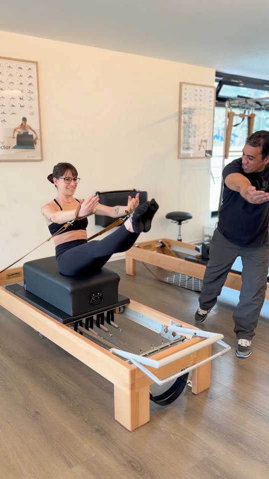 We work on the Reformer to strengthen the abdominal muscles from the inside out — focusing on the transverse abdominis, obliques, and pelvic floor.
Through controlled, precise movements and mindful breathing, we build stability, length, and strength without creating tension in the neck or lower back.
The springs support and challenge you at the same time, helping you find connection, alignment, and true core engagement.
This is not about crunches.
It’s about awareness, control, and building a strong foundation for your entire body.
#bodymindmovement #functionaltraining #corealign #corealigntraining #corealignlovers corealignpilates pilateslovers pilatesstudio livewithoutlimits livewithoutpain❤️ comebacktolife comebacktolife kilchbergzürich silvercostzurich