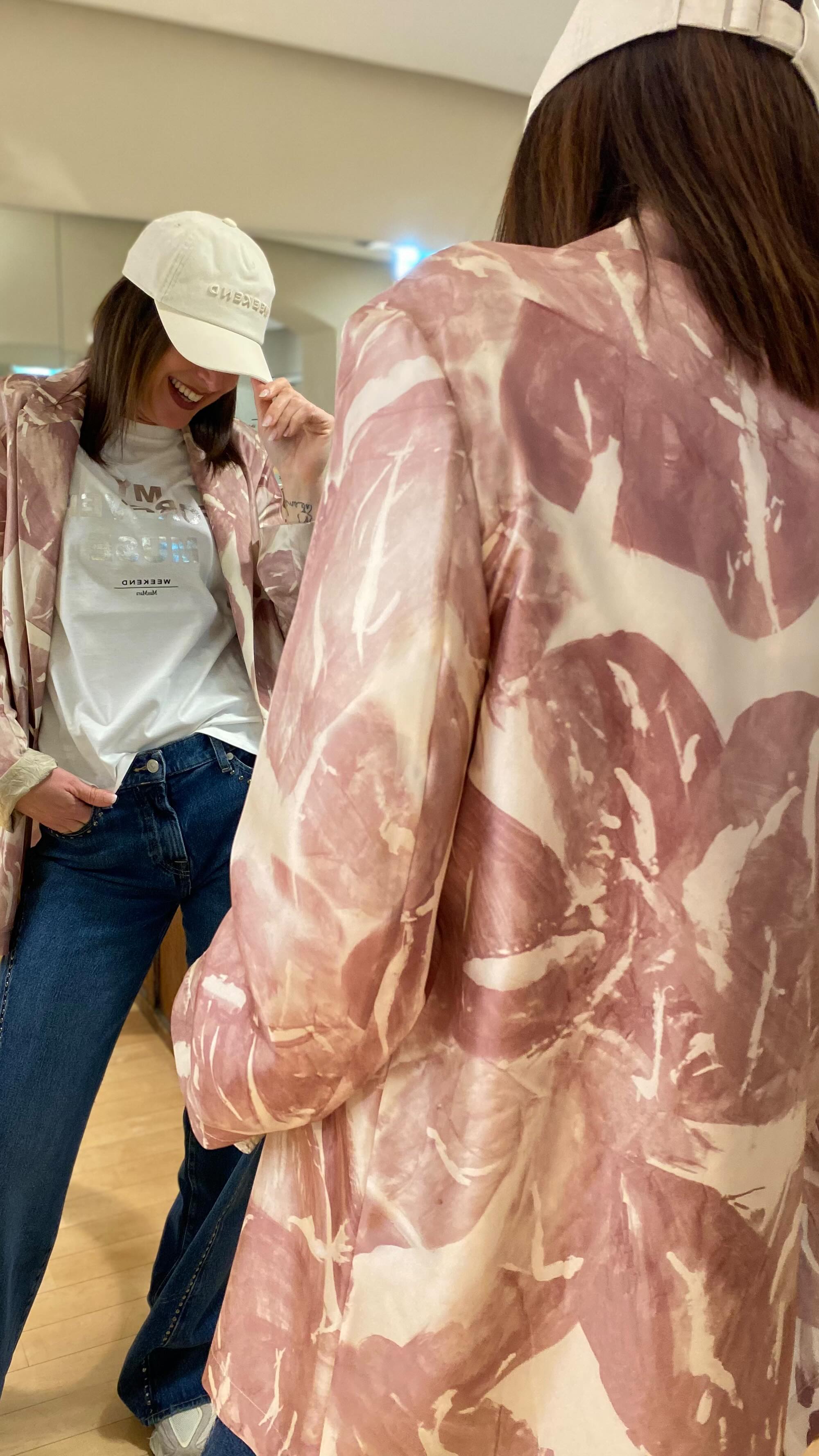 Oggi parliamo di @alysiofficial 🌸
Bellissimo completo, che vediamo in tre stili diversi!
Il vostro preferito?
- Pantalone @alysiofficial 198
Giacca @alysiofficial €445
Maglia @alysiofficial €229
- Giacca @alysiofficial €429
Jeans @7forallmankind €299
T-shirt @weekendmaxmara €85
Cappellino @weekendmaxmara €69
#completodonna #alysi #abbigliamentodonna #cerimoniadonna casualchic