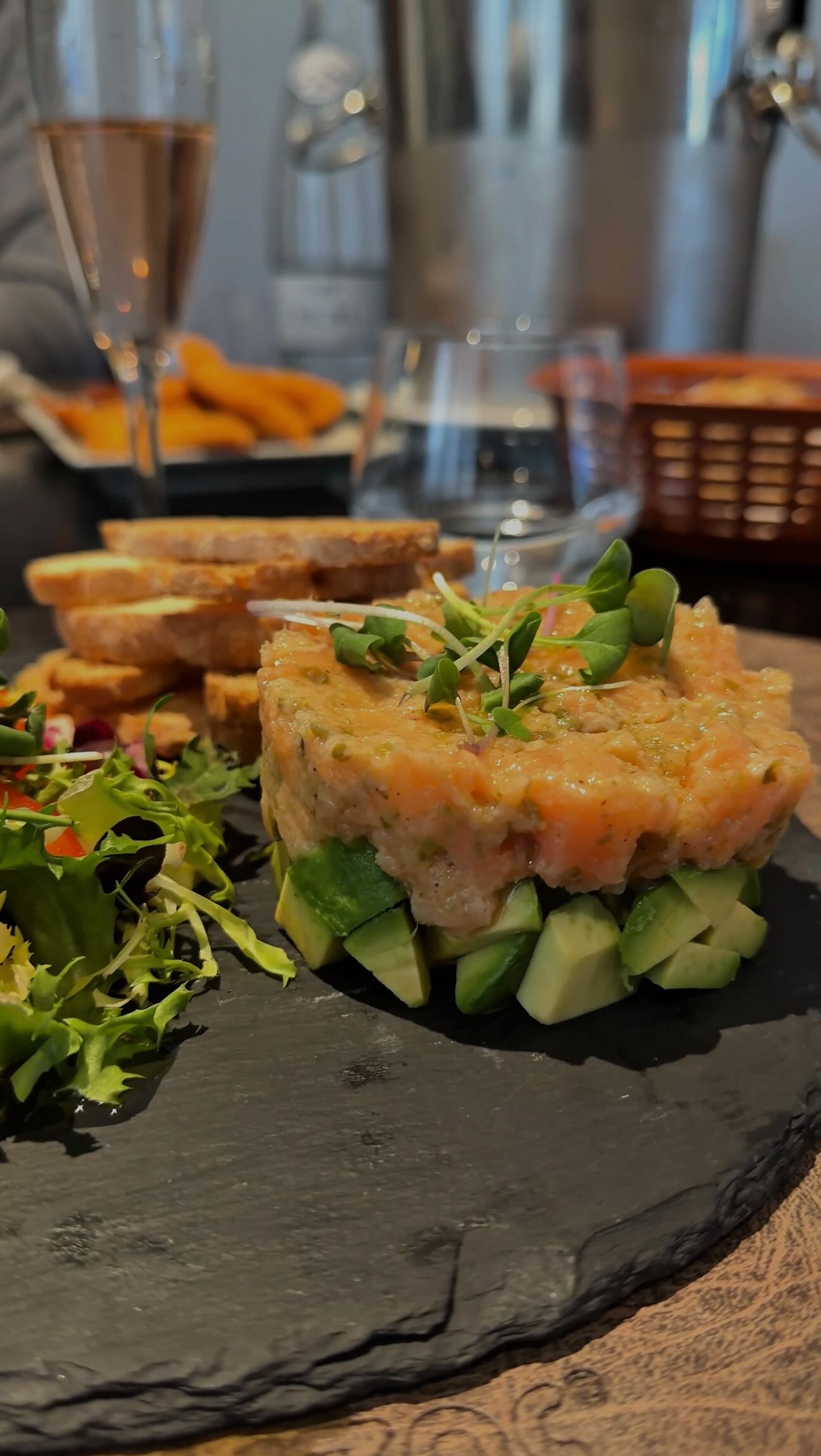 A veces no hace falta un motivo especial ✨
Solo sentarse 🪑, mirar la carta sin prisas 📖
y pedir lo que de verdad apetece
Hoy es uno de esos días.
¿Te vienes? 🍽️