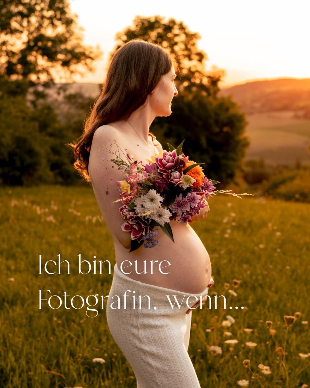 Vielleicht seid ihr genau die Familie, die sagt: „Wir hätten ja schon Lust auf Fotos… aber bitte nicht so gestellt.“ Wenn ihr euch echte, ungestellte Momente wünscht – mit Lachen, Kuscheln, Quatsch machen, dann seid ihr bei mir genau richtig. Ich möchte euch nicht in Posen pressen, sondern euch genauso zeigen, wie ihr seid: lebendig, wild, laut, oder auch leise, sanft und verkuschelt, denn jede Familie ist anders.
Und wenn euch allein der Gedanke an eine stressige Outfitsuche ins Schwitzen bringt, dann atmet bitte einmal tief durch, denn in meinem Fotostudio in Weikersheim wartet ein liebevoll zusammengestellter Kundenkleiderschrank auf euch – mit einer großen Auswahl an harmonischen Kleidern für Mama, und die ganze Familie, damit ihr euch nicht durch fünf Onlineshops klicken müsst, während im Hintergrund schon jemand „Mir ist langweilig!“ ruft.
Vielleicht legt ihr auch großen Wert auf Qualität und sagt euch: Wenn wir das machen, dann richtig. Fotos, die nicht nur heute schön aussehen, sondern die ihr in 20 Jahren immer noch über alles lieben werdet, weil sie eure Geschichte erzählen.
Und falls ihr euch für „unfotogen“ haltet und keine Ahnung habt, was man bei so einem Shooting eigentlich tun soll: Genau dafür bin ich da. Ich unterstütze euch, leite euch sanft an und nehme euch die Unsicherheit – und am Ende überrascht seid, wie viel Spaß es gemacht hat (und das sagen sogar die Männer!).
Wenn ihr also nicht einfach nur Fotos wollt, sondern Erinnerungen, die sich nach euch anfühlen, dann schreibt mir.
_________
Hi, ich bin Isabel - deine Wohlfühl-Fotografin mit Herz für Hochzeiten & Familien in Weikersheim und Würzburg. Für emotionale Fotos, die euch zeigen wie ihr seid, seid ihr bei mir genau richtig!
Isabel Heine Fotografie
www.herz-und-gold.de
isabel@herz-und-gold.de
Fotostudio Weikersheim
Newbornfotos
Familienfotos
Babybauchfotograf