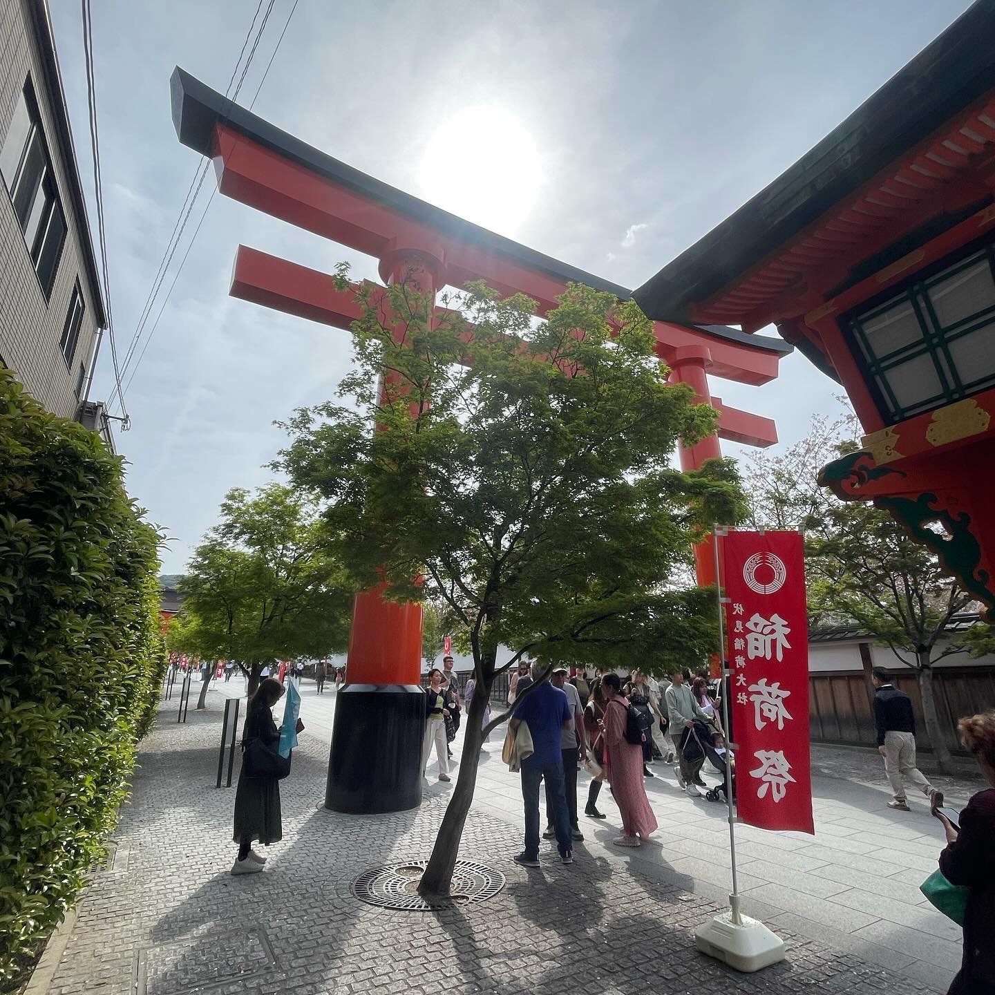 Fushimi Inari Tapınağı
Kyoto📍Japan
Fushimi Inari Tapınağı, Japonya'nın eski başkenti Kyoto şehrinde Inari dağının eteklerine kurulmuş bir Şinto tapınağıdır. Tapınağın tarihi hakkında kesin bir bilgi olamamakla birlikte 711 yılında Hata-no-Iroko tarafından bulunduğu söylenmektedir. Tapınak turuncu Tori kapıları ile ünlüdür.
🔴meNippon_com
www.meNippon.com
#fushimiinari #kyoto #japan #menippon_com