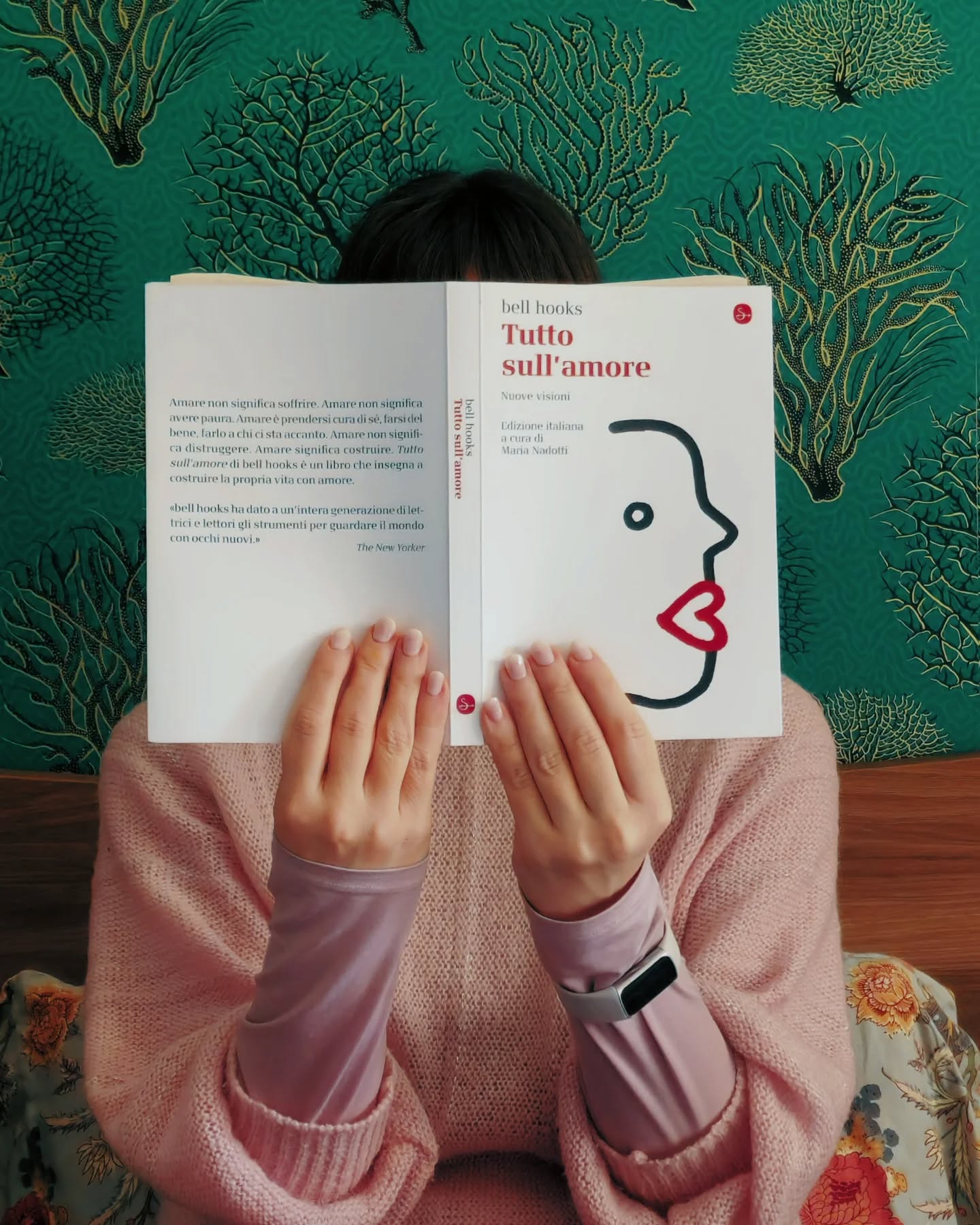 Febbraio volge al termine e, come ogni mese, l’ultimo venerdì è dedicato a Veda Reading Room, il book club di @vedastudioroma 📖
Domani leggiamo e commentiamo insieme ‘Tutto sull’Amore’ di bell hooks, un libro su cui sono tornata spesso negli ultimi anni, e che più di un libro potremmo definire come una meditazione in capitoli sui vari aspetti dell’amare. Perché come ci spiega bell hooks l’amore non è mai un sentire passivo, non si ‘cade in amore’ (fall in love), poiché amare è un verbo, è un’azione, è qualcosa che si agisce e che si coltiva quotidianamente dentro e fuori di noi.
Con questa premessa bell hooks ci prende per mano e ci guida in un viaggio di esplorazione che è prima di tutto un’assunzione di responsabilità, in quanto amare è una scelta attiva e una pratica collettiva, reciproca, che richiede impegno politico e apertura spirituale.
Amare richiede la capacità di andare oltre le dinamiche di potere, oltre l’avidità del privilegio individuale, consumistico e narcisistico, perché dove c’è desiderio di dominio non può fiorire l’amore.
Se vuoi partecipare, c’è ancora qualche posto disponibile 🎟