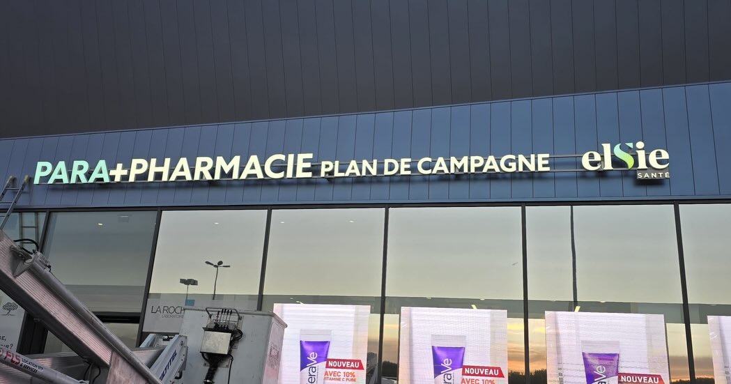 💊 Valorisez l’image de votre pharmacie avec une enseigne à la hauteur de votre expertise
Réalisation de l’enseigne de la PARA+PHARMACIE – PLAN DE CAMPAGNE, membre du groupe ELSIE Santé, un réseau reconnu pour son exigence et son professionnalisme.
Nous avons conçu une solution complète, pensée pour maximiser la visibilité et renforcer l’attractivité du point de vente :
✔ Lettres boîtiers en aluminium, robustes et durables
✔ Faces en plexiglas diffusant, pour un éclairage LED homogène et haut de gamme
✔ Montage et câblage sur lisses laquées, garantissant une finition propre et une installation fiable
✔ Croix de pharmacie LED double face, visible de loin et dans les deux sens de circulation
Une enseigne lumineuse performante est un véritable levier pour :
• Attirer de nouveaux patients
• Renforcer votre image professionnelle
• Améliorer votre visibilité, de jour comme de nuit
Pharmaciens, modernisez votre façade et démarquez-vous durablement.
Contactez-nous pour étudier votre projet 📩
#pharmacie #enseignepharmacie #elsiesante #croixpharmacie #signalétique lettresboitiers pharmacien visibilité