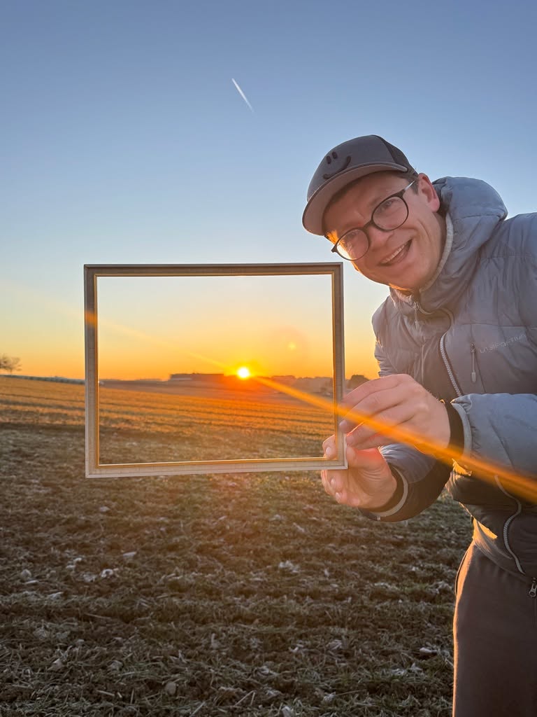 🎙️ Podcast #35 – FASTENZEIT
Fastenzeit bietet viele Möglichkeiten: nichts Süßes, kein Alkohol oder Digital Detox - aber vielleicht heißt es auch einen Rahmen zu setzen.
Und bewusst etwas weglassen, das zwar da ist und vielleicht auch wichtig ist – aber auch einmal außerhalb des Rahmens bleiben soll - privat und/oder beruflich. Für eine ausgewogene WORK-L!FE-ROMANCE 😊
Ich entscheide, was in meinen Rahmen kommt. Was lässt du gerade bewusst draußen? 🖼️
Mein Impuls zu unserer aktuellen Podcast-Episode mit @stefan_suss: Fokus neu setzen: "where focus goes, energy flows" 🔥
#BucketlistSchmied #VomErlebnisZumErgebnis #WenigerIstMehr #WorkLifeRomance #Fastenzeit #Rahmen #Bilderrahmen