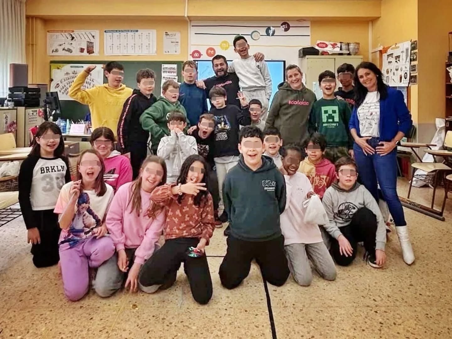 Segunda etapa de nuestro tour por los colegios de Soria, con los talleres de construcción de #instrumentosreciclados #darlalata. Gracias a la iniciativa de @valorizasm y @ayuntamientodesoria para sensibilizar y concienciar a los más jóvenes de la necesidad de reciclar. Hoy hemos estado en el @colegiofuentedelrey con su profe de #musica @ana.islacacho
#reciclajecreativo