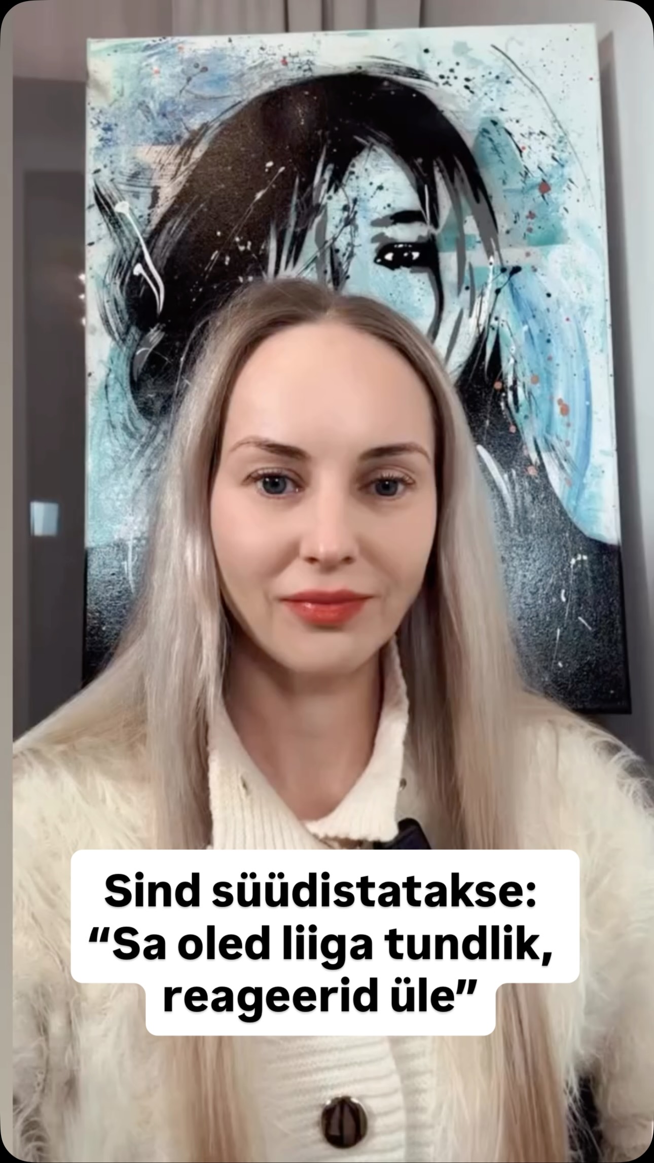 “Sa oled liiga tundlik.”
“Sa reageerid üle.”
“Sa dramatiseerid.”
Need laused ei teki tühjalt kohalt.
Need tekivad sageli pikaajalise psühholoogilise surve keskel.
Kui inimene elab aastaid kontrolli, kriitika, kahtluse ja segaduse atmosfääris, on närvisüsteem pidevas valveseisundis.
Sa jälgid ennast.
Sa kaalud iga sõna.
Sa väldid konflikti.
Sa püüad olla rahulikum, parem, mõistvam.
Ja siis ühel hetkel keha ei jaksa enam.
Sa nutad. Sa tõstad häält. Sa murdud.
Ja just seda hetke kasutatakse tõendina sinu vastu.
Aga reaktsioon ei ole algpõhjus.
See on pikaajalise surve tulemus.
Sa ei olnud liiga tundlik.
Sa olid ülekoormatud.
Ja ülekoormus ei ole iseloomuviga.
Minu selja taga on @jaanatennoart maal, kellel on veel sadu maale, mida tutvustada! Soovitan Jaana maali koju endale soetada!
#sundkontroll #psühholoogilinevägivald #coercivecontrol #trauma suh