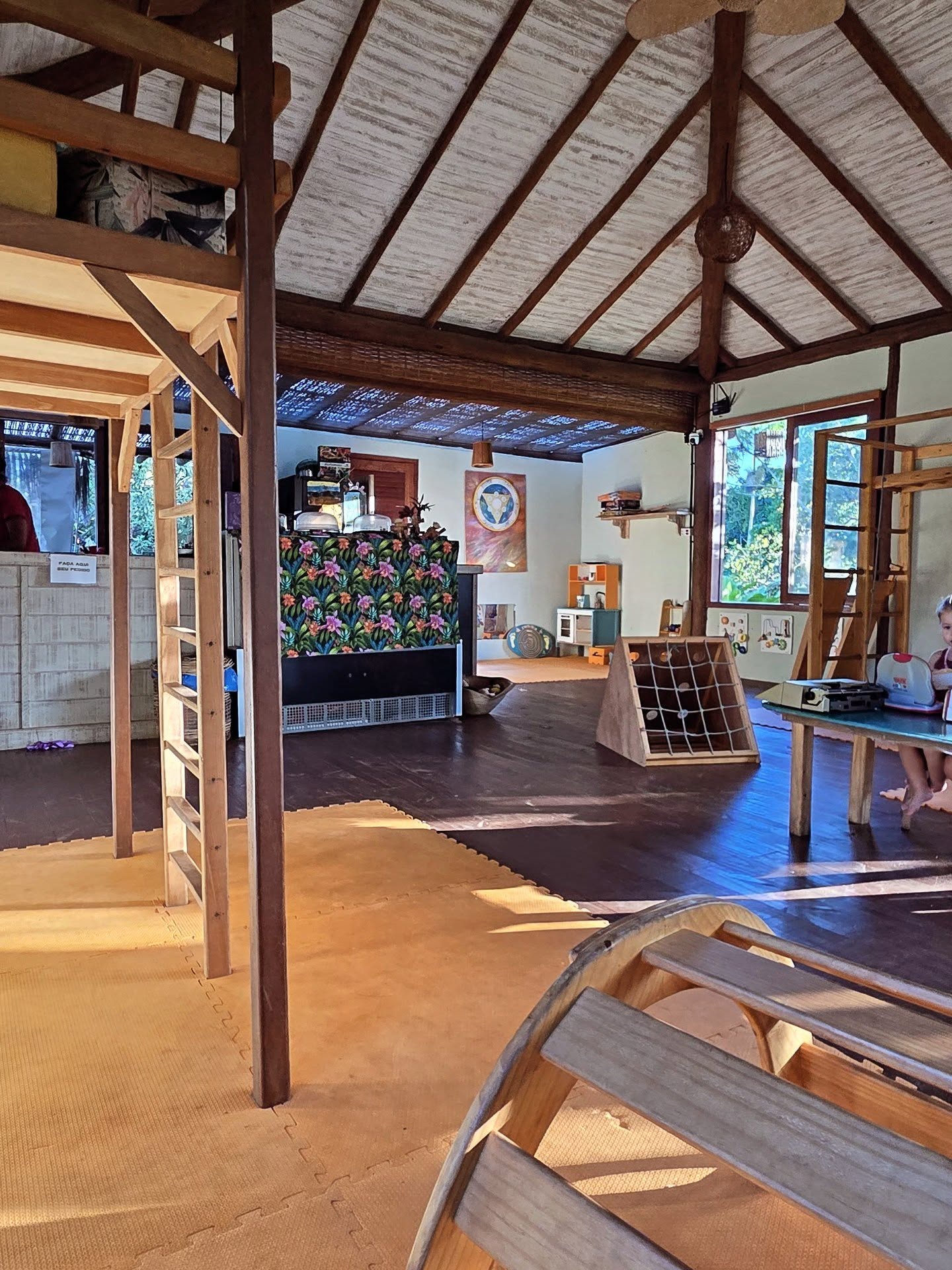 ✨ Nossa brinquedoteca no PlayCafé foi pensada para as crianças explorarem, criarem e gastarem toda a energia!
Um espaço amplo, confortável, limpo e arejado, com brinquedos à disposição, muitos deles de madeira, que estimulam a criatividade e a imaginação.
Aqui os pequenos podem montar, desmontar, escalar, pular e escorregar, transformando o espaço em mil brincadeiras diferentes...
Enquanto eles se divertem e gastam energia, você aproveita para recarregar a sua. ☕
Estamos com valor promocional para Março!
Vem criar memórias com a gente!
#cafeteria #café #brinquedoteca #infantil #quintaldebrincar