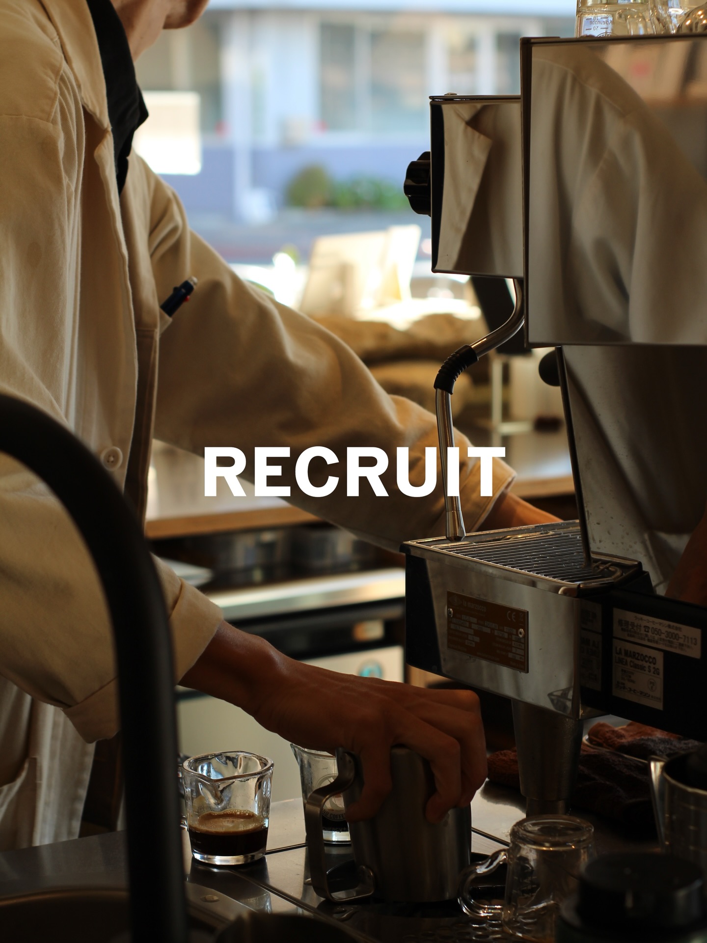 .
スタッフ募集のお知らせ
ブレスヒロシマの一員として、良きコーヒーの周囲を作り出す仲間を、募集します。
わたしたちは、段原にロースターとカフェ、上八丁掘にスタンドを構える、広島のスペシャルティコーヒーロースターです。
わたしたちが作り出すものより、様々な方に新しい衝動を起こすこと。コーヒーの周囲にあるものの価値を向上させ、より豊かなかたちを目指すこと。そんなことを大事にして、日々の1杯と、お客様との時間を作っています。
現在、様々な課題と向き合いながらも、2021年にスタートした頃には遥か先に描いていた地点に、わたしたちは歩を進めることとなりました。店舗にいらっしゃるお客様、そしてコーヒー豆を使用・融通してくださる関係の皆様の支えがあってに他なりません。
これからも、いまあるものをより強固に整え、長く良きサービスであり続けられるよう、個のチャレンジからチームの向上を目指せる将来のコーヒーマンを募ります。
今回は、マネジメントやリーダーといった、中枢の仕事に関わる社員候補と、バリスタおよびスタッフとしてのアルバイト、両方の雇用形態に関わる応募を行うことといたしました。
ご興味のある方は、下記をご参照の上、ぜひお気軽にご連絡ください。
※募集締め切りの期限はありませんが、採用者が決定次第、各形態の募集は随時終了いたします。
※業界経験に関わらず、異業種からの転職等も歓迎です。勤務開始時期についてはフレキシブルに考えていますので、すぐに働けるかどうかに関わらず、まずはご相談ください。
———————
① アルバイト・パートタイマー
【募集場所】
SPACE (カフェ・段原3丁目)
【勤務時間】
週2〜3日 (シフト制)
11:00(土日は8:00)〜19:00より
【時給待遇】
時給 1,200円より応相談 昇給あり
交通費支給あり
仕事用の上着貸与
【仕事内容】
主に梱包発送を中心としたバックヤード業務。希望と適性により、接客販売・バリスタ業務。
【応募方法】
写真付きの履歴書を、郵送もしくはメールにて送付(送付先は下部記載)
② 正社員候補
※最短で3ヶ月間のアルバイト(フルタイム)勤務ののち、社員登用といたします。
【募集場所】
BREATH HIROSHIMAの運営する3店舗(時期や適性により勤務場所の変更があります。)
【勤務時間】
週5日 週間40時間を基準にしたシフト制
7:00〜21:00より。なお、勤務時間は各店により異なります。
【時給待遇】
給与応相談。能力や職歴を鑑み、個別にご相談させていただきます。
社保完備・福利厚生あり
交通費支給あり
仕事用の上着貸与
【仕事内容】
店舗運営に関わる総合的なサービス・マネジメント。または、各部門(焙煎や渉外、ECなど)における責任者としての管理・新規開拓業務。
【特に重視する項目】
・コーヒーに関する興味関心を有すること
・英語に対して苦手意識がないこと
・細やかな連絡・相談が行えること
・何かに対して"考える"ことができること
・熱意を行動に表すことができること
【応募方法】
写真付きの履歴書を1枚。別紙にてこれまでの取り組みや自己PRを記載した資料を1枚(形式は問いません)。計2枚を郵送もしくはメールにて送付
—
【応募資料の送付先】
郵送の場合
〒732-0811 広島県広島市南区段原3丁目15-3 1階
BREATH HIROSHIMA 担当: 佐藤 宛
メールの場合
info@breath-hiroshima.com
⚠️1週間ごとにいただいた書類を取りまとめ、書類選考の上、面接に関するご連絡をいたします。資料の送付後、2週間以上連絡が無い場合には、お手数ですがご一報ください。
なお、これまでにご応募いただいたことのある方におかれましても、一律に再度のご応募をいただけますよう、お願いいたします。
ご不明な点は、ぜひ下記までご連絡ください。
_______
BREATH HIROSHIMA "POINT"
〒732-0814 広島県広島市南区段原南2丁目2-2
月・火 10:00〜19:00
土・日 13:00〜20:00 (定休: 水・木・金曜日)
BREATH HIROSHIMA "SPACE"
〒732-0811 広島市南区段原3丁目15-3 (駐車場2台)
水〜金 10:00〜19:00
土・日 8:00〜18:00 (定休: 月・火曜日)
CORNER by BREATH HIROSHIMA
〒730-0012 広島市中区上八丁掘4-1
月〜金 9:00〜19:00
土曜日 9:00〜18:00 (定休: 日曜日)
✉️本採用に関するお問い合わせ
info@breath-hiroshima.com (担当:佐藤)