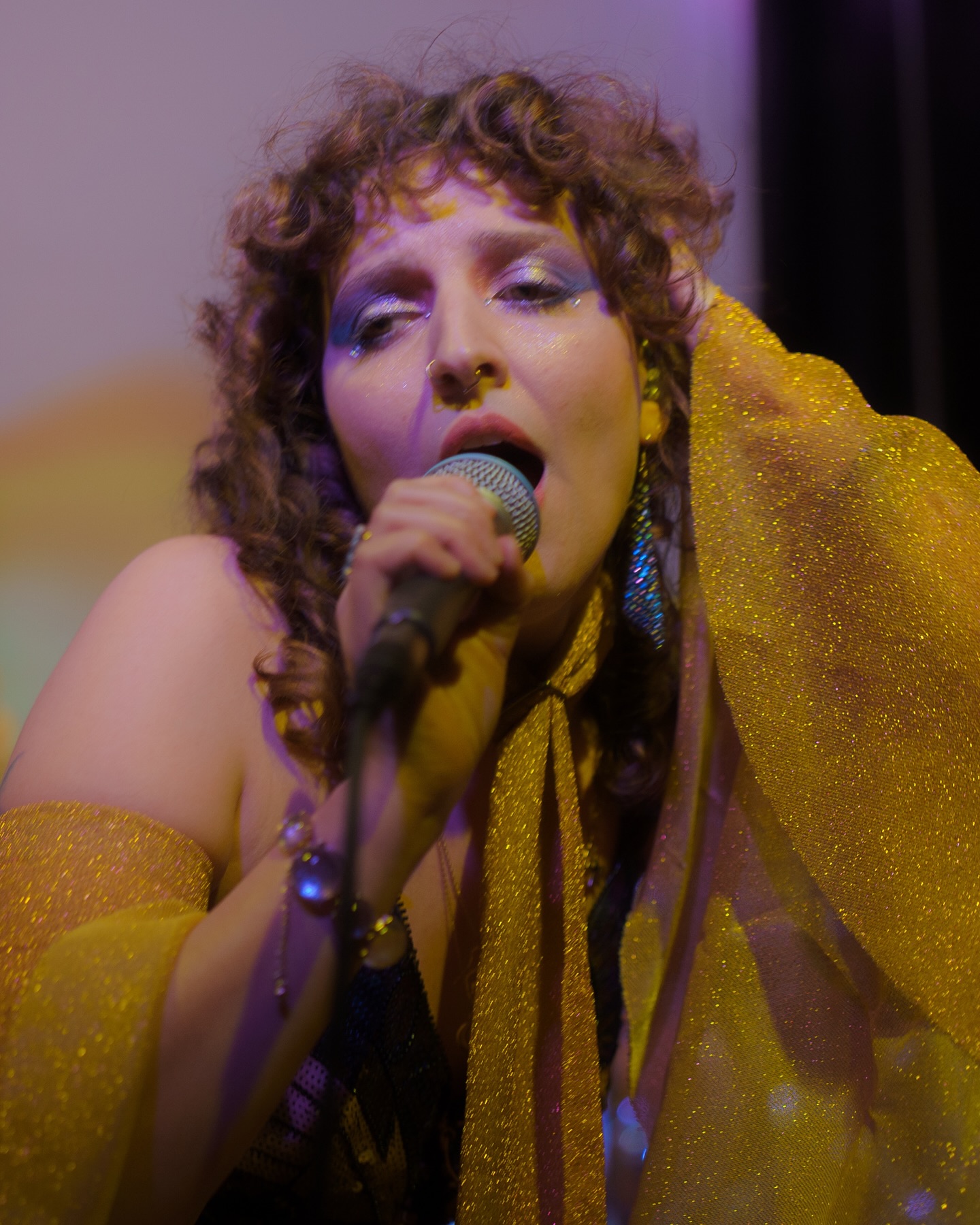 ✨ Des images pour les artistes.
Pour raconter ce qui se passe quand on ose ! Monter sur scène. Organiser. Créer. Partager.
Je photographie les artistes, les événements que vous portez, l’énergie qu’il y a dans la salle, les regards en coulisses, vos préparatifs avant de rejoindre la scène.
Des images vraies et vivantes ! 🔥
@josieexperience
@collectifhighlights