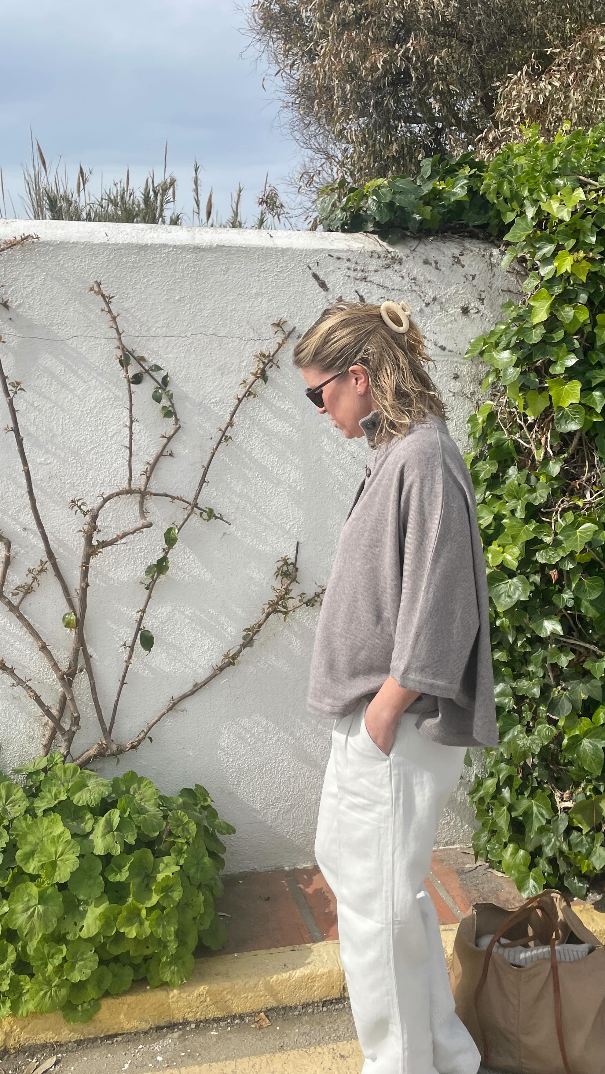 February-outfit in Costalita đȘđž
Poncho @stenstroms_official
Byxa @saburojeans
Sneakers @sauconysverige
Solglasögon @eco.shades
@privateshopperstockholm
#privateshopperstockholm #styleguide #classicstyle #outfitinspo