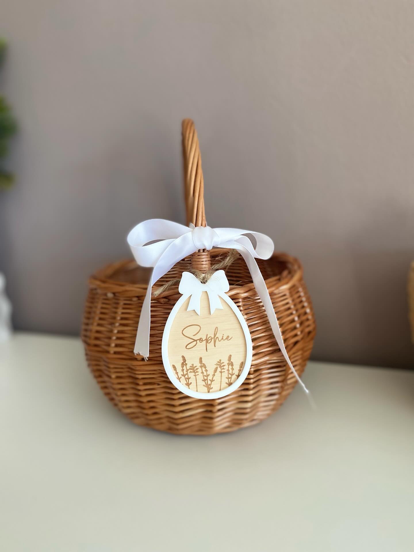 🐣🤍 Für kleine Osteraugen 🤍🐣
Es sind diese kleinen Momente,
wenn Kinder ihr Osternest entdecken –
und plötzlich steht da ihr eigener Name. 🥹
Ein personalisierter Anhänger macht aus einem einfachen Nest
etwas ganz Persönliches.
Etwas, das bleibt.
Nicht nur für dieses Jahr.
Sondern als Erinnerung an viele gemeinsame Osterfeste. 🤍
Schlicht aus Holz gefertigt, mit Name graviert –
für kleine Hände, große Freude und ganz viel Mama-Herz.
✨ Bereits im Onlineshop
✨ Zum Einführungspreis erhältlich
#osteranhänger #personalisiert #ostern2026 #ostergeschenk #osternest #kinderostern #osterdeko #geschenkidee #kreativveredelung #namensgeschenk