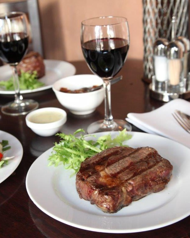 🥩 Argentijnse premium Bife Ancho - Ribeye
Op de uitgestrekte Pampas van Argentinië grazen runderen vrij in de open lucht.
Ruimte, rust en natuurlijke voeding zorgen voor vlees met karakter.
Onze Argentijnse ribeye wordt geselecteerd op marmering, die fijne vetaders die tijdens het grillen smelten en zorgen voor sappigheid en volle smaak.
Na de slacht wordt het vlees wet aged tijdens het vervoer per boot naar Europa.
In vacuüm rijpt het vlees langzaam verder, waardoor het nóg malser wordt en zijn volle smaak behoudt.
Vervolgens gaat hij bij ons kort en krachtig op de grill:
🔥 flash grilled
🔥 hoge temperatuur
Dit is geen gewone steak.
Dit is Argentijnse ribeye.
#meatfactmonday #ribeye #argentinianbeef #gauchosgrill #pampas