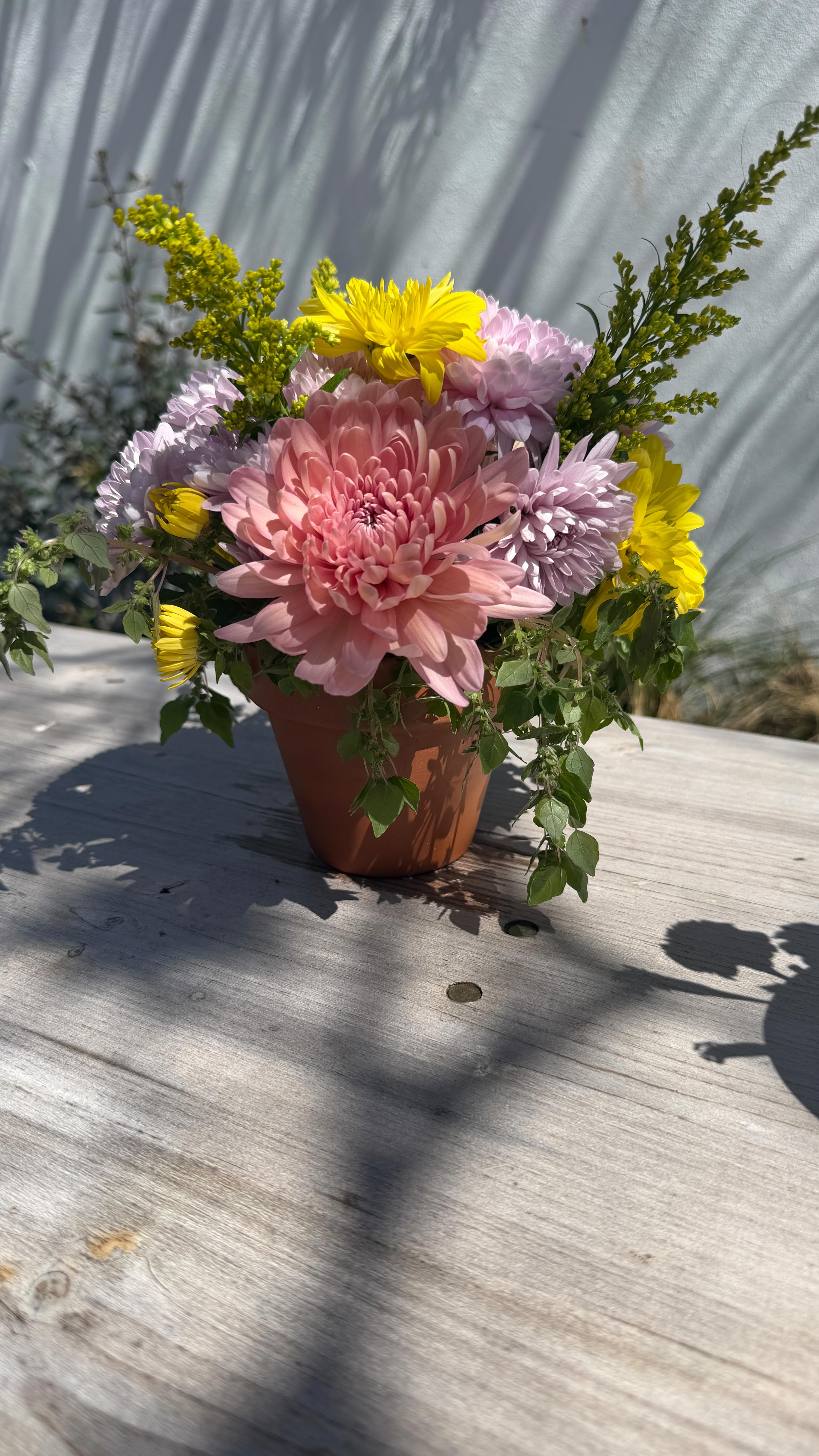 Garden pot flower arrangements for spring are so cute and fun as a centerpiece or decor.
Grab some greens, focal flowers, mini Poms and solidago and create this cute little flower pot sure make you feel like a fairy!
Join us this month at the flower shop and come take our flower pot workshop to get into the spring spirit and relax and play with nature.
Ticket links in bio :)