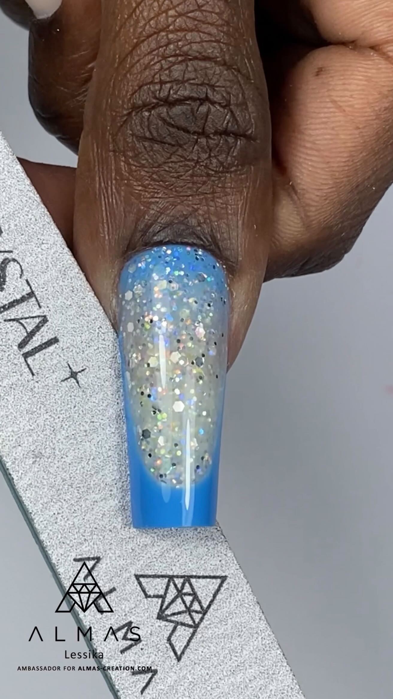 Vous cherchez à ajouter un peu de couleur à l’un de nos gels pailletés de la collection Diva? ✨
Tressy vous invite à utiliser le vernis semi-permanent Flash Pop (ou la couleur de votre choix) avant d’appliquer le builder gel Diana puis la finition Diamond Top Coat. 🩵
#buildergel #glitternails #bluenails #bluenail #shinynails