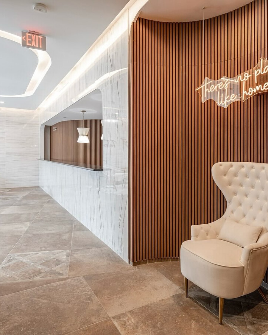 Common areas that donât feel so⌠common.
At Hoyt Tower, the lobby isnât a pass-through â itâs a first impression.
The lounge isnât just seating â itâs your second office.
The rooftop isnât an amenity â itâs your reset button.
Every space was designed to feel intentional, elevated, and actually lived in.
If this looks like your vibe, youâre exactly where youâre supposed to be.
Message us to tour before everyone else finds out.