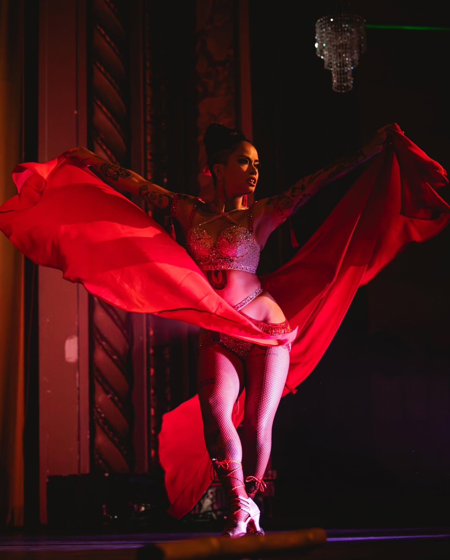The breathaking perfomances of @joyridermtl and @kozmicskater at @cabaret.emeraude last Valentine's day. 🌈✨️🔥✨️💋
#burlesqueperformer #burlesquedancers #queerartists #cabaretshow #cabaretburlesque marimayloubierphotographe