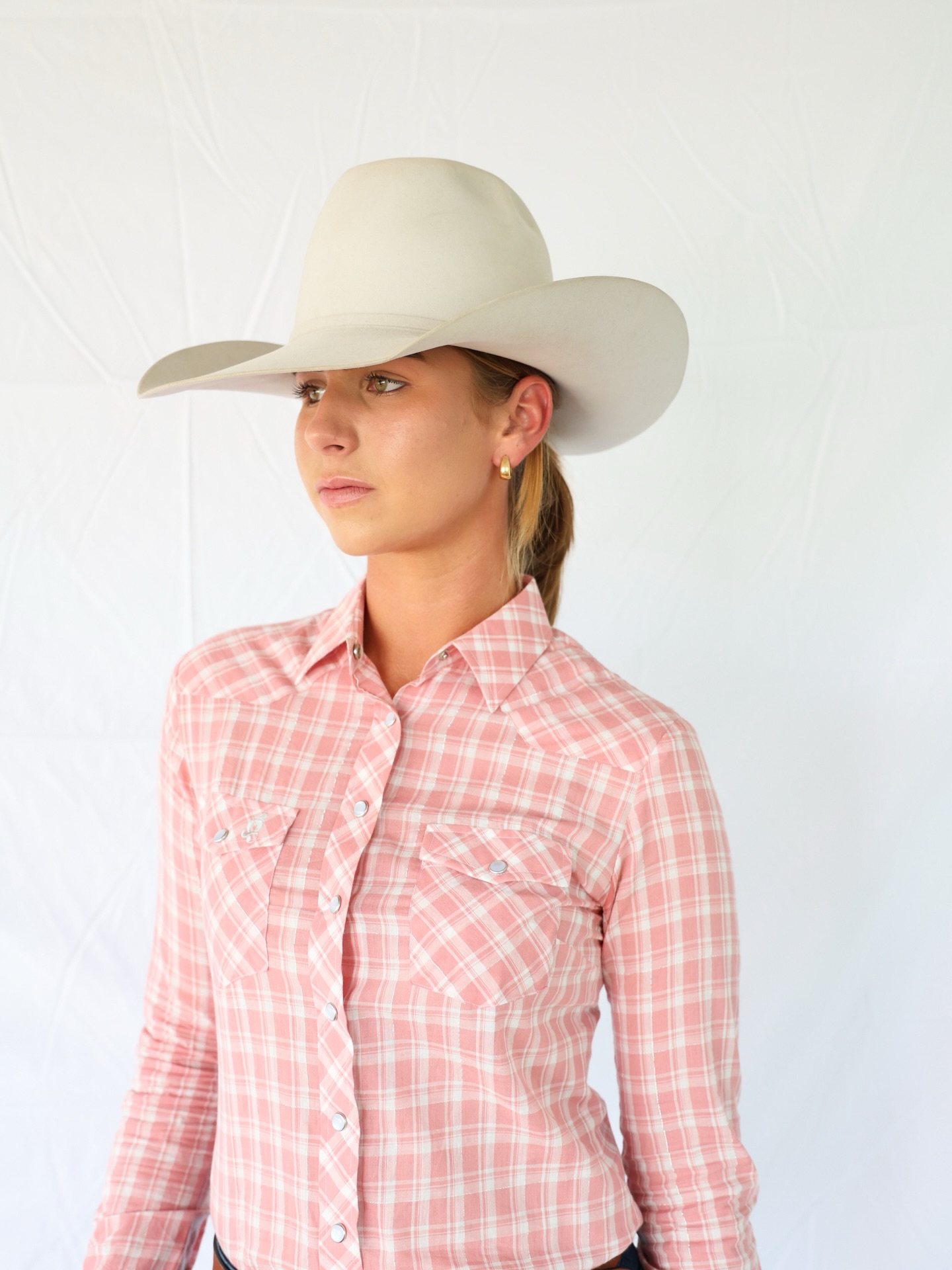 This one just feels good on.
Sheโs a soft blush western plaid with the prettiest fine silver thread running through it โ not sparkly, just that subtle shimmer when the light hits.
Sheโs the Silver Prairie and sheโs online this Tuesday 3rd March at 6PM (AEST)
#newrelease #cowgirl #westernfashion