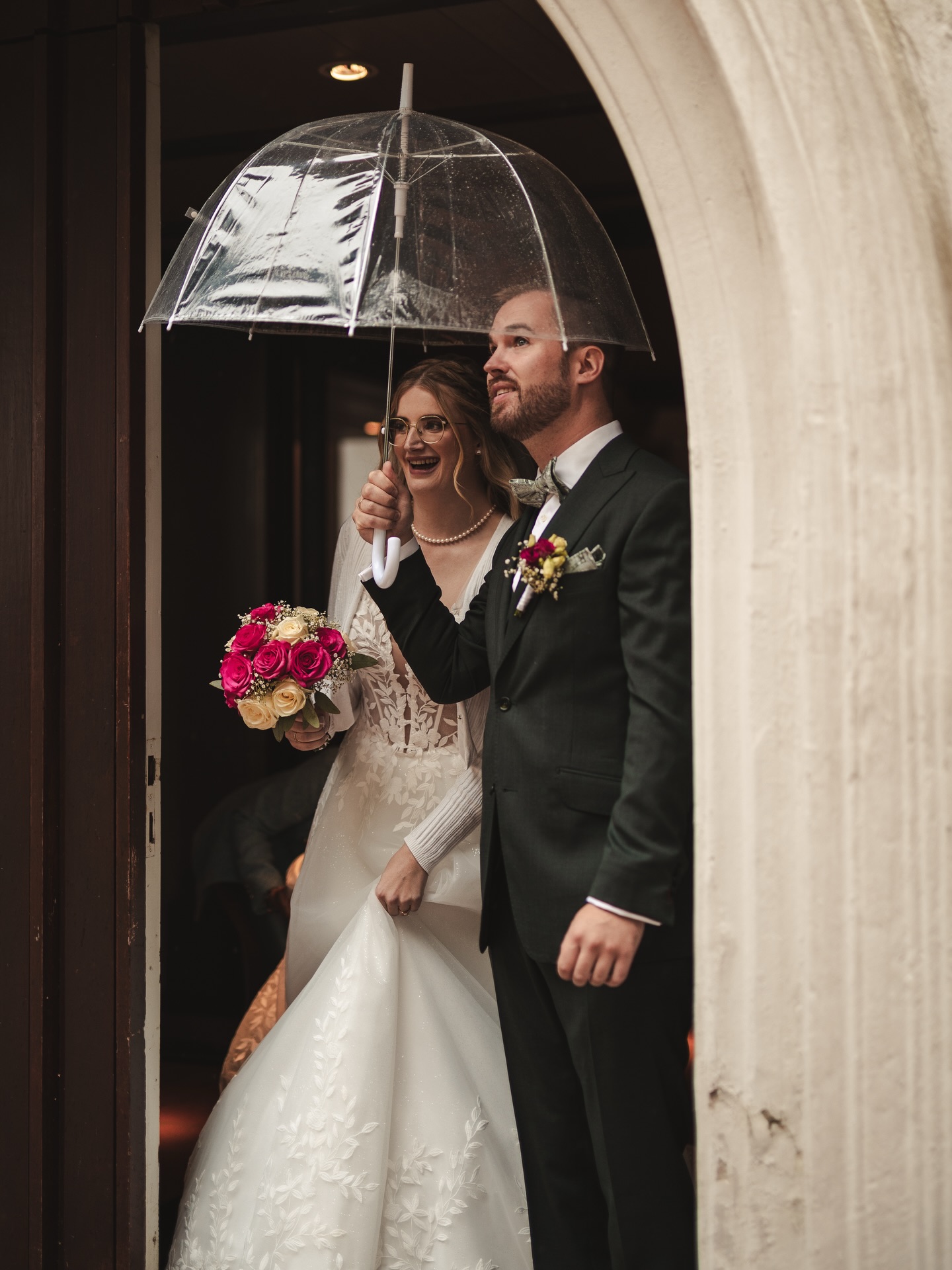Regen? Perfekt.
Genau solche Tage machen Hochzeiten unvergesslich.
Brautstrauß in der Hand, transparenter Schirm, Vintage Car vor der Scheune – und einfach machen.
Authentische Hochzeitsfotografie heißt nicht auf Sonne warten.
Sondern Stimmung einfangen. Emotionen festhalten. Atmosphäre spürbar machen.
Für Paare, die keine gestellten Bilder wollen, sondern echte Momente – bei jedem Wetter.
#hochzeitsfotograf #weddingphotography #scheunenhochzeit #vintagewedding #brautpaar