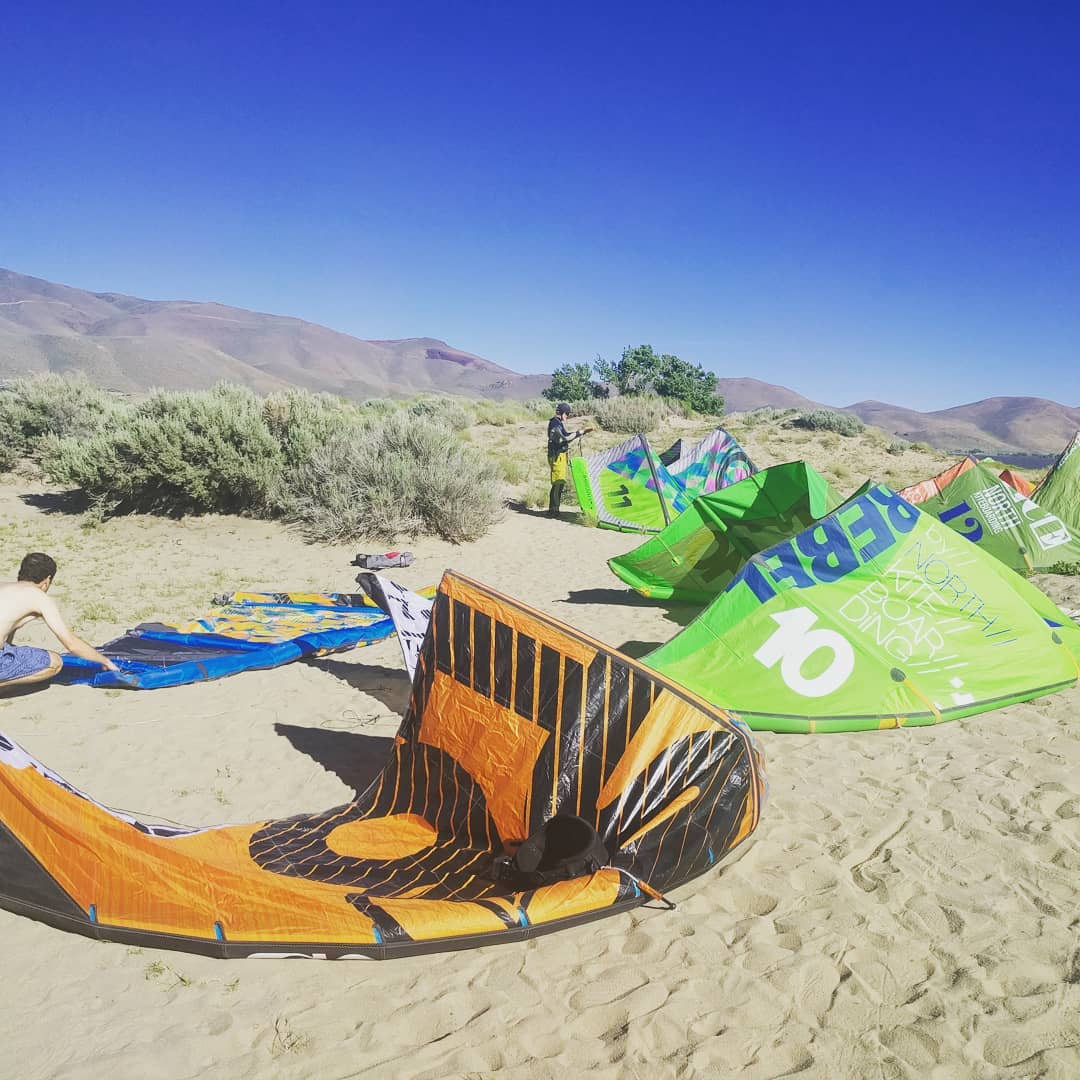 Some come and some go out #kiteboarding #kiteboard #liquidforce @washoelakestatepark with #tahoekites #learntokite #tahoe #reno #kitesurfing #foiling #kite