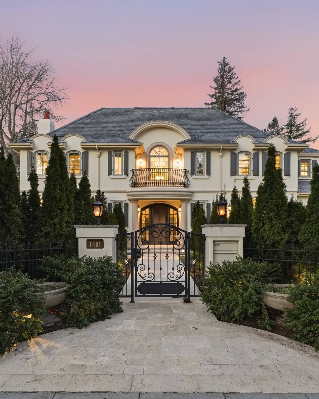 We love capturing twilights! š
āØļø
š” 1501 Bryant St | Listed by Hamadani Group
šø @evokemedia.re
#bayareahomes #sanjosehomes #paloaltohomes #siliconvalleyrealestate #bayarearealestatephotographer