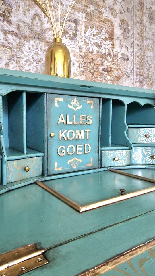 This secrétaire was inherited by my client from her family. She asked me to update it so she can use it every day for writing.
#minadonyavifurniture
#netherlands
#meubel
#recycling
#flipfurniture