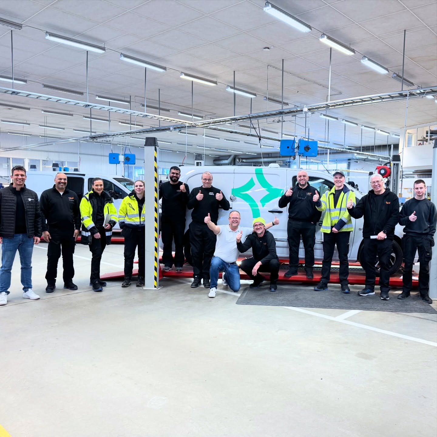 Idag genomförde vi en riktad utbildning hos Axess Logistics i Malmö med fokus på professionell installation av Blackstone-lås på Toyota Proace City 🚐🔒
Vi gick igenom:
• Fordonsspecifik montering 🛠️
• Infästningspunkter och anpassning efter kaross 🔩
• Funktionstest och kvalitetssäkring ✅
• Effektiv installation utan att påverka fordonets struktur ⚙️
Syftet är alltid detsamma – att säkerställa högsta möjliga inbrottsskydd med korrekt och hållbar installation enligt branschstandard 🔐
Extra tack till Magnus för ett välorganiserat upplägg 🙌🏻
Blackstone Lås – utvecklat för yrkesfordon där driftssäkerhet och säkerhet är avgörande 🚛
www.blackstonesverige.se