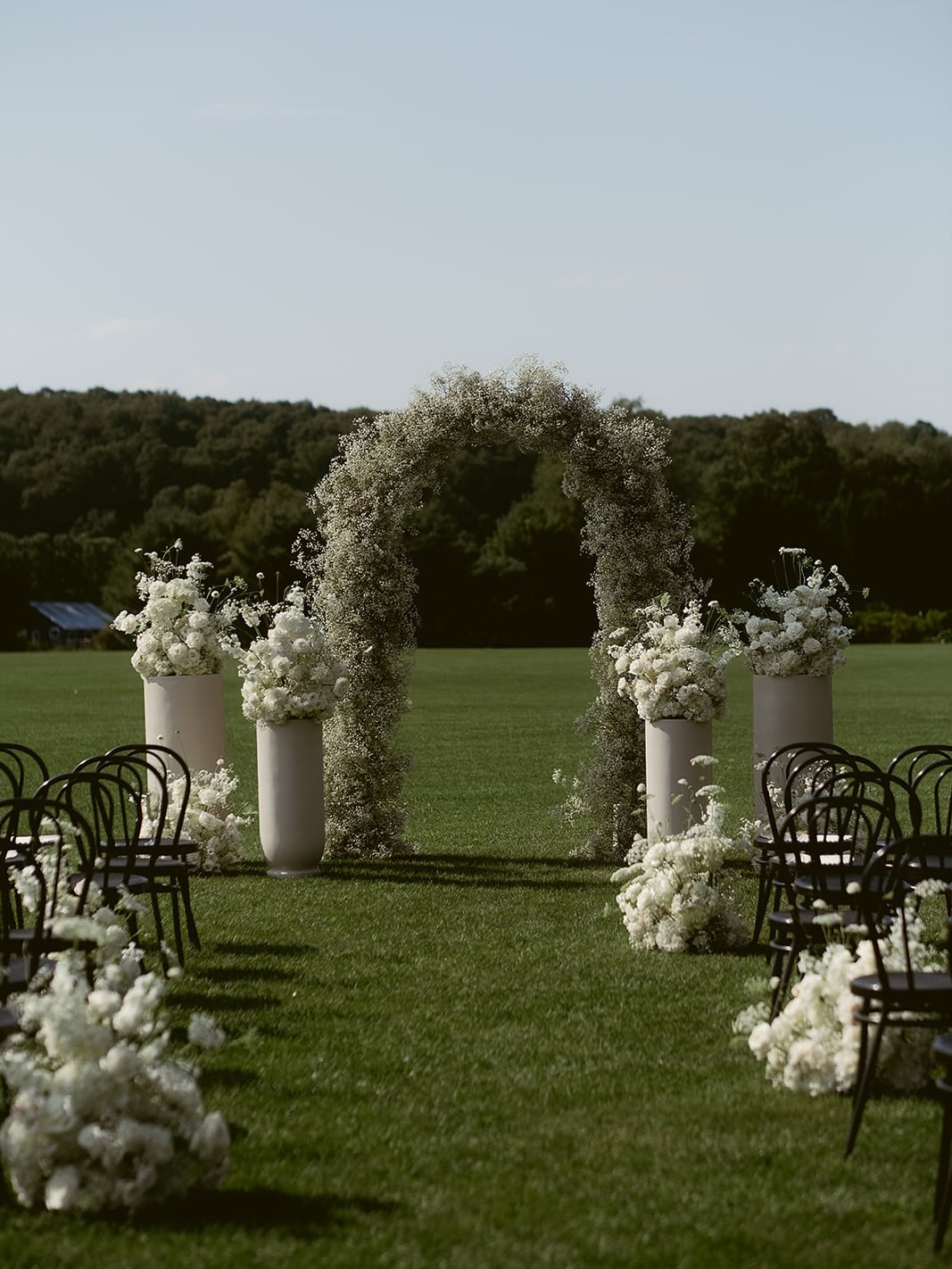 A grand, refined, and timeless ceremony at the Polo Parc Farm 🤍
Decor photo by @sarahwhitephoto
The team :
Wedding planner: @erikaco.events
Venue : @poloparcfarmsevents
Marquee : @sperrytentscanada
Catering: @hbevenement
DJ : @brunoberdnikoff
Florist : @ateliercarmel
Stationery : @whitewillowpaperco
AV : @contakav
Rentals: @tenuedesoiree_ @celebrationsgroup @divalocation
Band : @tuxedo_swing_productions
Wedding cake : @henriettedesserts
Bride and groom : @the_reimbold & morganadamsmoisan