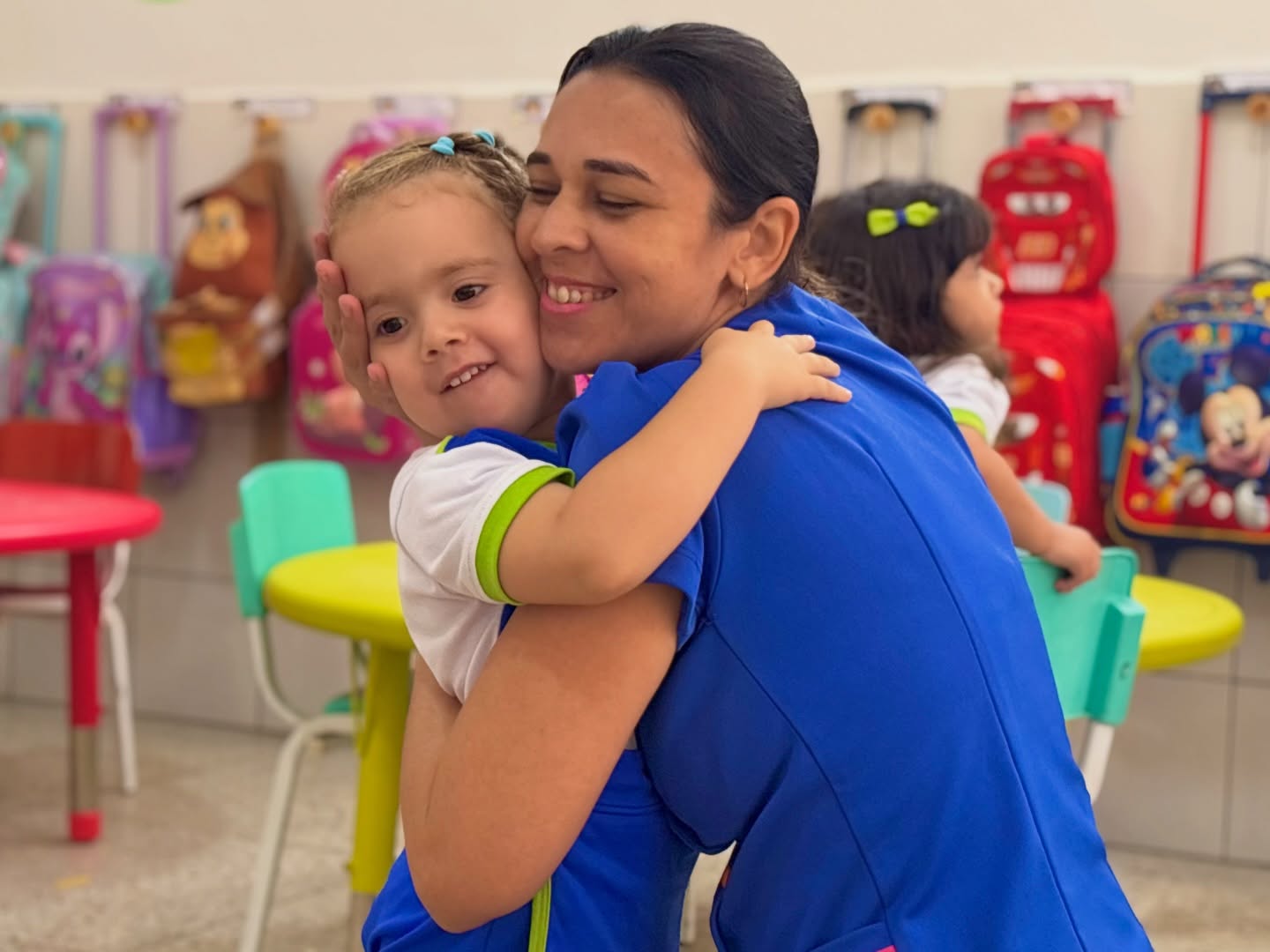 Educar vai muito além dos livros; começa no acolhimento. 💙
Nesta jornada de aprendizado, acreditamos que o vínculo afetivo é a base para a segurança e o desenvolvimento de cada criança. Um abraço, um sorriso e a escuta atenta são nossas ferramentas diárias para transformar o ambiente escolar em um segundo lar.
✨ Aqui, cada detalhe é cultivado com amor.
#afetoqueensina #desenvolvimentoinfantil #cesa