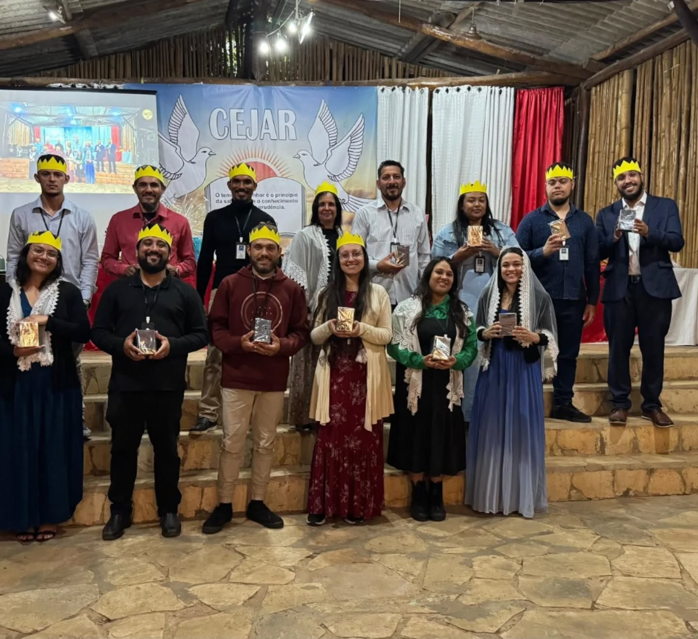 Hoje é tempo de se achegar ao Senhor, dominar as distrações de Satanás que nos impedem de servir ao nosso Deus. O tema deste ano abordou, como a geração de jovens atual, têm sido atacada com distrações de redes sociais, jogos, seriados, enfim, entretenimento que cada vez mais nos tira do nosso foco. A direção trabalhou dinâmicas e reflexões voltadas a esses assuntos, o que gerou muito impacto entre os jovens participantes, trazendo à memória deles, de que nós, povo de Deus, devemos nos manter no foco de adoração. Que tema impactante!!!
Que possamos aprender, que em meio a tantas batalhas, nós somos a GERAÇÃO ELEITA, povo santo, escolhidos para anunciar as grandezas de Deus, um povo ESCOLHIDO e SEPARADO.
Esteja conosco no nosso próximo CEJAR, e aprenda dessa vez, sobre as 3 MENSAGENS ANGÉLICAS!
.
.
.
#batalhas #geraçaoeleita #sacerdócio #mensageiros #jovensreformadores