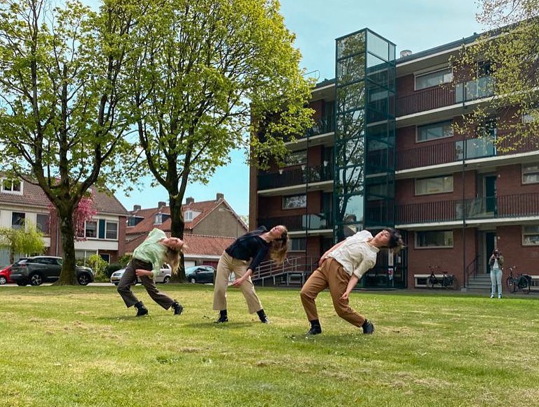 De dag van de dans💃🏼🕺🏼 die is eigenlijk morgen, maar dan gaat het regenen, dus filmde ik vandaag al @dansnest en hun openbare voorstelling ‘Dansvisite in Coronatijd’. Tijdens het dansen maken ze contact op afstand door te bellen met flatbewoners en zo ‘samen’ te dansen, erg leuk! #dagvandedans