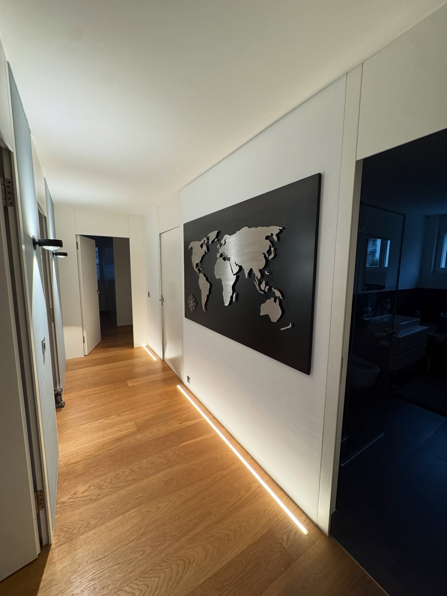 Metall-Weltkarte waagerecht geschliffen – montiert auf einem abgekanteten, pulverbeschichteten Blech.
#MetallDesign #Weltkarte #MJM#InteriorInspiration #IndustrialStyle