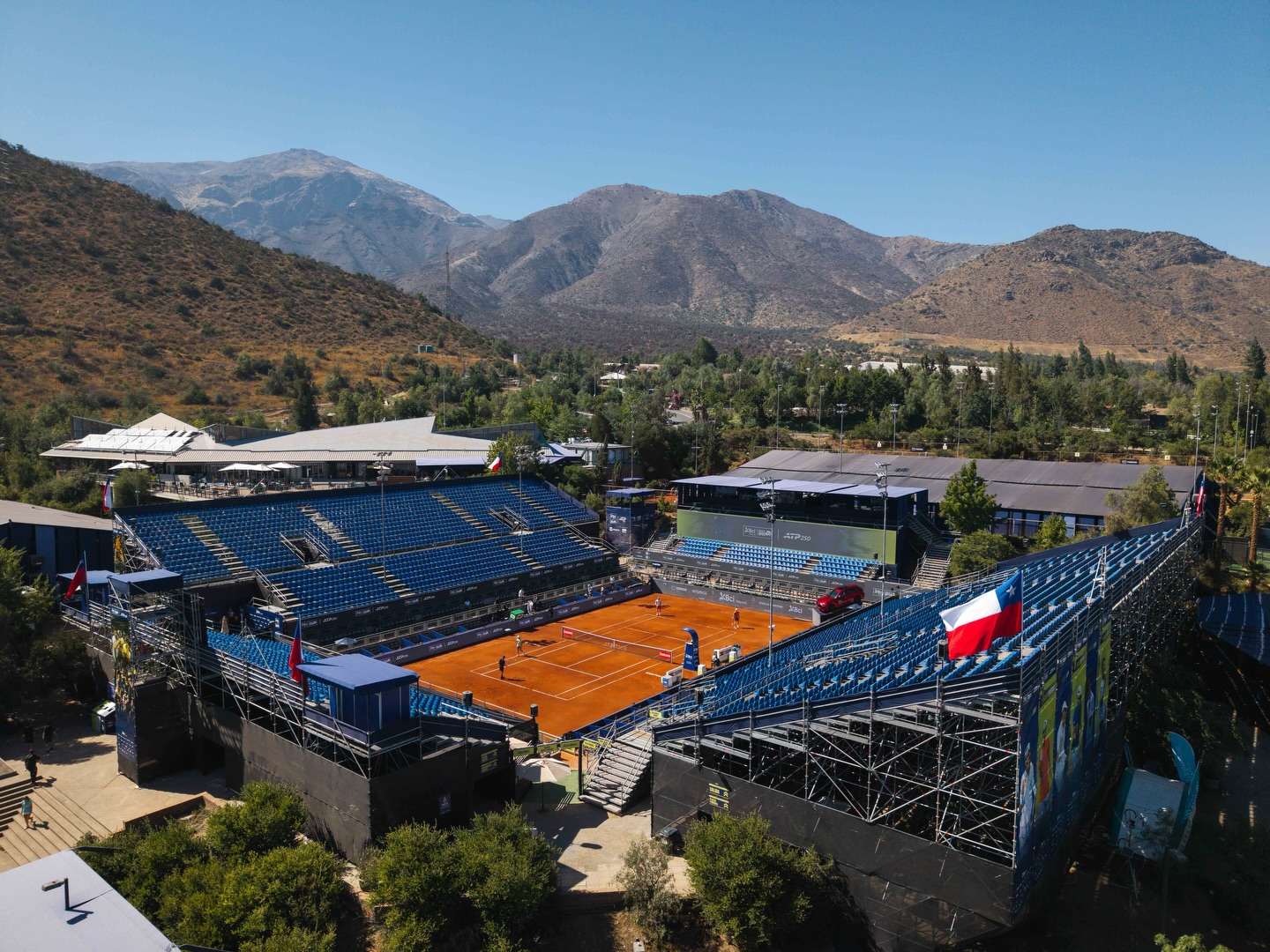 ¿Tenis a los pies de la Cordillera de los Andes? Solo en Chile 😏🇨🇱⛰️
Todo listo para la Gran Final del Bci Seguros ChileOpen 2026, desde las 19:30 horas en el Court Central Jaime Fillol.
#BciSegurosChileOpen #ViviendoCadaPunto