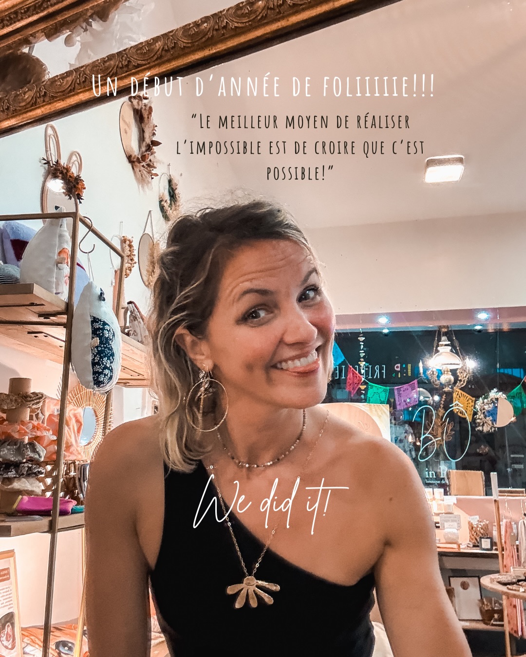 ☀️On l’a fait!!!🤪 On vous embarque dans un début d’année… comment dire… intense 😅✨
Après la saison de Noël, on n’a pas vraiment ralenti.
Il a fallu organiser la fermeture de BÔ in Pau, vivre une dernière semaine de braderie pleine d’émotions, fermer la porte…
et déjà penser à la suite.
Un petit détour par Paris pour le salon du bijou,
puis le grand chamboulement :
déménagement, tri, cartons, nettoyage,
remise en état de l’ancien local,
travaux dans le nouveau, peinture,
organisation, décisions, aménagements…
Et au milieu de tout ça :
vos commandes 🤍
l’atelier,
les clientes,
les mails,
la vie quotidienne (qui, elle, ne se met jamais en pause 😉).
Plus d’un mois à travailler 7 jours sur 7,
10 à 15 heures par jour.
Beaucoup d’énergie,
beaucoup de doutes parfois,
mais surtout une immense envie d’y arriver.
Et puis…
le 14 février.
Jour de l’amour❤️
Un symbole parfait pour ouvrir BÔ & Cie (prononcé Boétie) 🤍
Un nouveau cocon, encore en cours de finitions,
les ateliers à aménager petit à petit, les détails à peaufiner…
mais déjà tellement de joie de vous y accueillir.
On est heureuses avec Nathalie @terre_by_nmp
Un peu fatiguées, oui.
Mais profondément heureuses.
Merci d’être là,
de nous soutenir,
de pousser la porte,
de croire en l’artisanat et aux projets un peu fous.
Et maintenant… on respire. Doucement.
Petit à petit ✨
🤍 Si vous êtes déjà passées nous voir, racontez-nous votre première impression en 💬 🙏🙏🙏
#creatricebijoux#artisanebijoutiere#bijouxfaitsmain#femmeactive#paumaville64