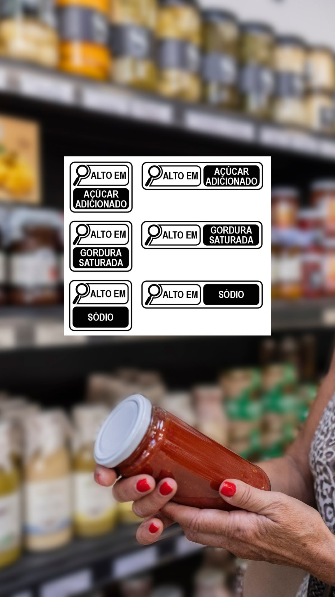 🚨 Você já reparou nas lupas da rotulagem frontal nas embalagens?
Desde que a Agência Nacional de Vigilância Sanitária (Anvisa) implementou esse modelo no Brasil, muita gente ainda subestima o impacto delas. Mas a ciência mostra que elas fazem diferença - e muita.
Uma simulação publicada na The Lancet projetou que advertências frontais como as nossas poderiam reduzir em 4,4% a prevalência de obesidade no Reino Unido, evitando ou adiando cerca de 110 mil mortes. E mais: o estudo indicou que esse modelo pode ser ainda mais efetivo do que sistemas como o “semáforo nutricional”, usado em outros países.
Na prática, essas advertências funcionam porque:
✔ Facilitam decisões rápidas na correria do dia a dia
✔ Ajudam populações com dificuldade de interpretação de rótulos (lembrando que cerca de 30% dos brasileiros têm analfabetismo funcional)
✔ Pressionam a indústria a reformular produtos
Mas claro… a indústria também aprende a jogar o jogo. Reformulações estratégicas, uso de aditivos e ajustes de composição podem ocorrer para evitar as lupas de açúcares adicionados, gorduras saturadas e sódio.
📌 Rotulagem frontal não resolve tudo - mas é uma ferramenta poderosa de saúde pública.
E eu quero saber: Você já deixou de comprar um produto por causa das lupas? 👀
Responde aqui na enquete!
FONTE: The estimated impact of mandatory front-of-pack nutrition labelling policies on adult obesity prevalence and obesity-related mortality in England: a modelling study. Evans, Rebecca et al. The Lancet Regional Health – Europe, Volume 60, 101506