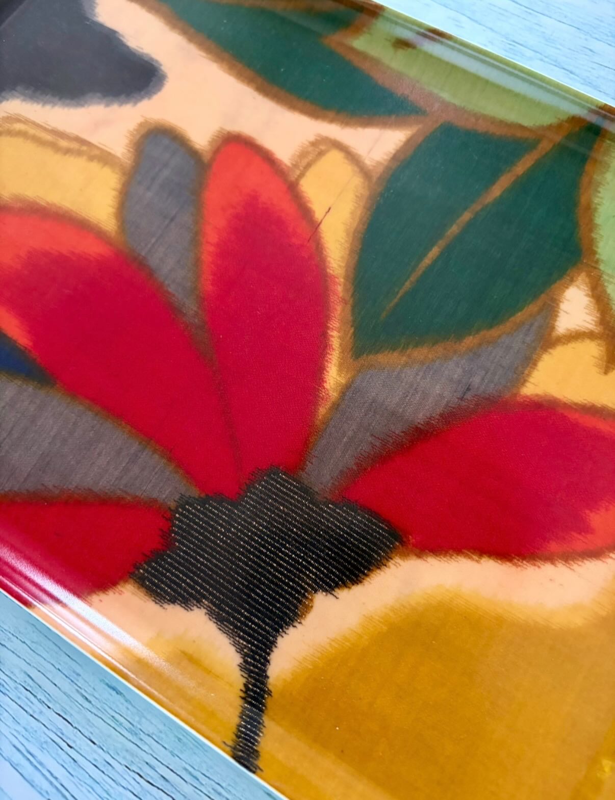 一見、モダンなトレー。
でも、中には ひとめ惚れした着物生地が閉じ込められています👘
誰かの時間をまとい、
誰かの人生の一場面を知る生地たち。
その美しさを、毎日の暮らしで楽しめる”着物トレー”として変身させました👘🍽️✨
お茶を置くときも、アクセサリーを置くときも
お部屋も気分もパッと華やぎます。
今も物語を紡いでいるキモノ。
そんな想いの詰まったアイテムが、3/4からの日本橋三越ポップアップでたくさん並びます✨
𓍯𓇠𓇠𓇠𓇠𓇠𓇠𓇠𓇠𓇠𓇠𓇠𓇠𓇠𓇠𓍯
🎖️日本橋三越本店 本館4F 呉服
@gofuku_nihombashimitsukoshi
「花々祭2026」〜春うらら 花咲く銘仙日和〜
🗓 3/4(水) 〜 10(火)
⏰ 10:00〜19:00
🚩 全日在店
👘 オーダーメイド受注会 初開催
※事前予約:3/3(火)18時まで
🗓️ 3/4(水)、7(土)、8(日) ※予約制
→ ご予約・詳細はプロフィールリンクより
@sadaemonshoten
𓍯𓇠𓇠𓇠𓇠𓇠𓇠𓇠𓇠𓇠𓇠𓇠𓇠𓇠𓇠𓍯
“Transforming memories: From vintage Kimono to modern kimono trays.”
At first glance, it may look like a modern tray,
but inside, it holds authentic kimono fabric👘
These fabrics carry someone’s time,
and know a scene from someone’s life.
We’ve transformed their beauty into kimono trays that can be enjoyed in your everyday life👘🍽️✨
Whether serving tea or placing accessories,
they brighten your room and lift your spirits
The kimono continues to weave its story.
【 SADAEMON-SHOTEN POP UP SHOP 】
🗓️ Mar 4 (Wed) – Mar 10 (Tue)
Nihonbashi Mitsukoshi Main Store
Main Building, 4F (Kimono Section)
✧
毎日の暮らしを楽しく彩る
「着物トレー™️」「銘仙トレー™️」
🏆『おもてなしセレクション 2025』最高金賞 受賞
✧
#定右衛門商店
#着物トレー
#kimonoupcycle
#kimonotray
#日本橋三越